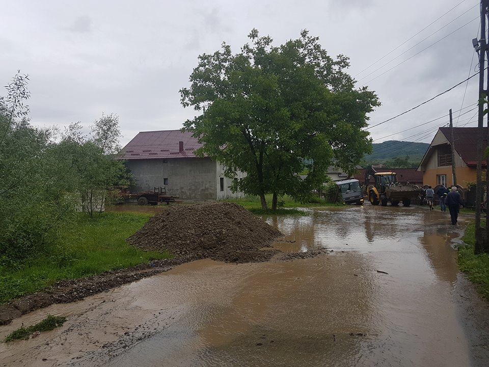 Inundații în Sighetu Marmației. Zeci de persoane, evacuate din calea apei