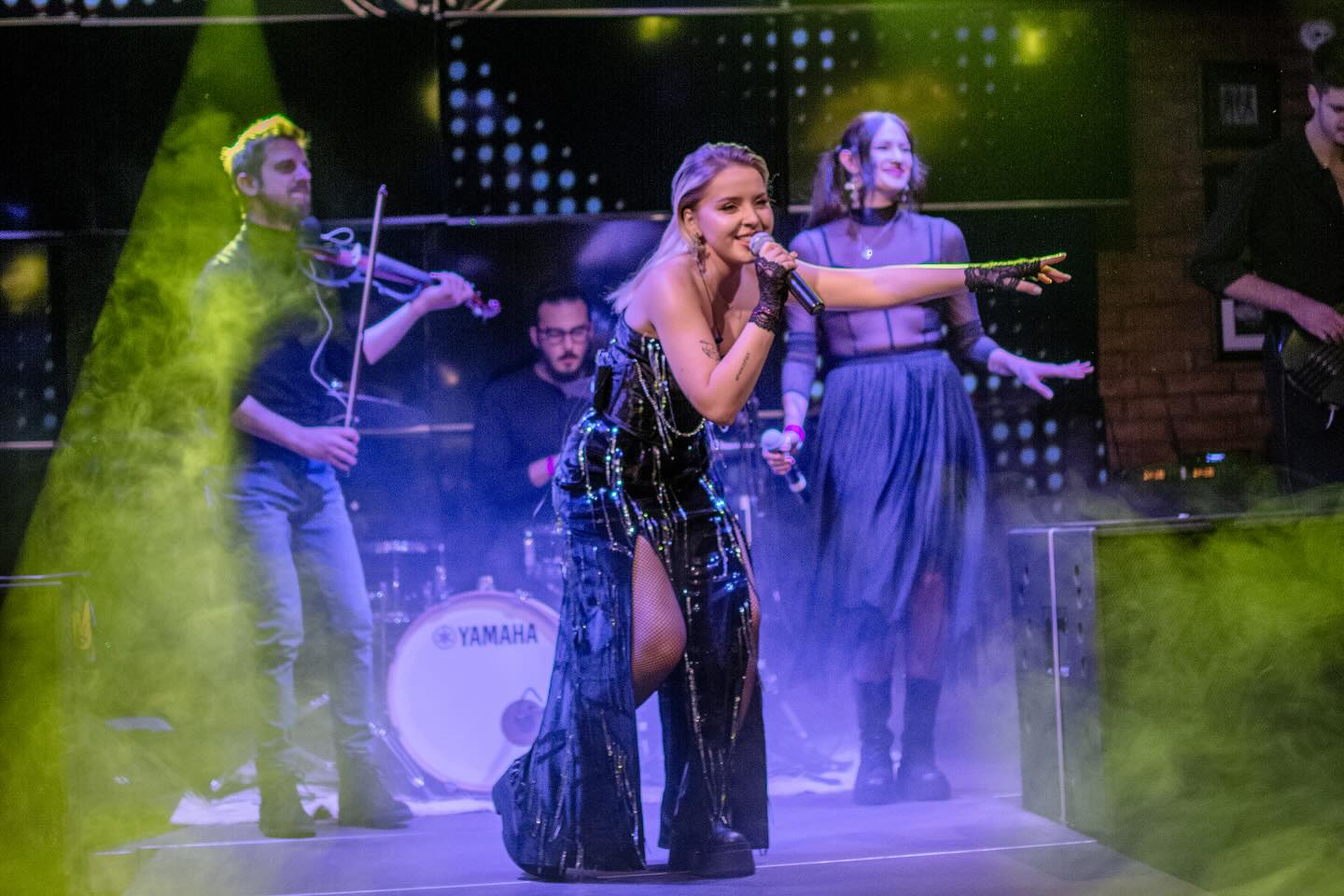 Între operă și lăutărie. ILINCA, artista independentă care-și dorește să aibă ceva de spus: „Simt că am responsabilitatea de a vorbi despre lucrurile care mă ard”