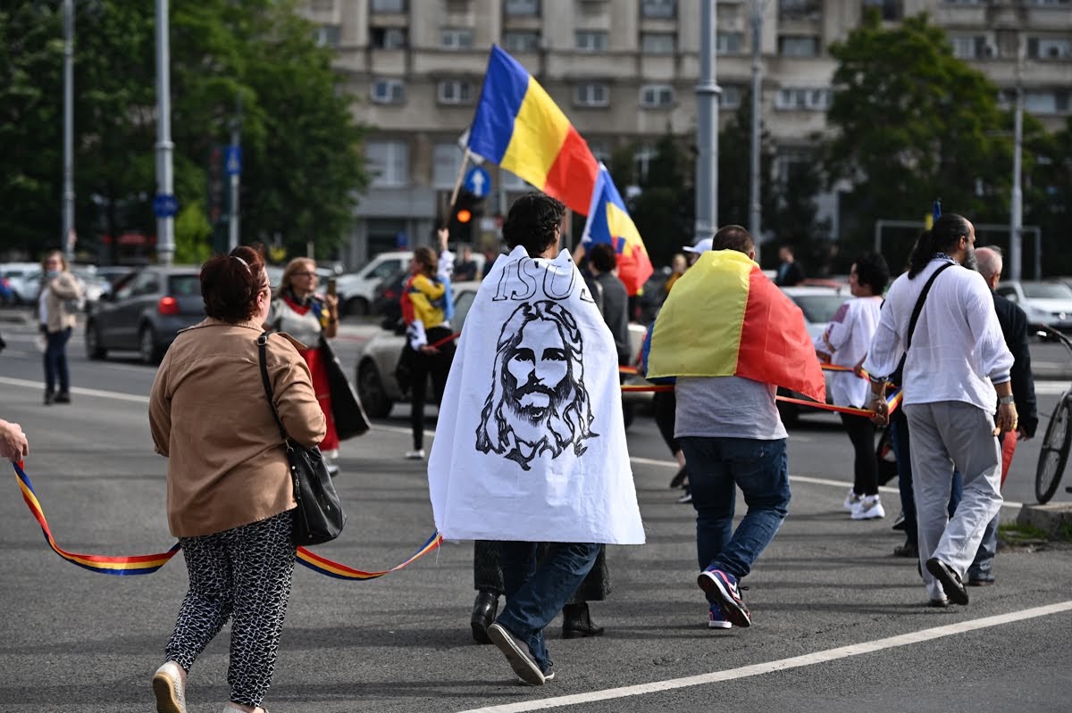UPDATE: Protest în fața Guvernului, în prima zi de stare de alertă, deși mitingurile sunt interzise în această perioadă. Două persoane au fost ridicate de jandarmi