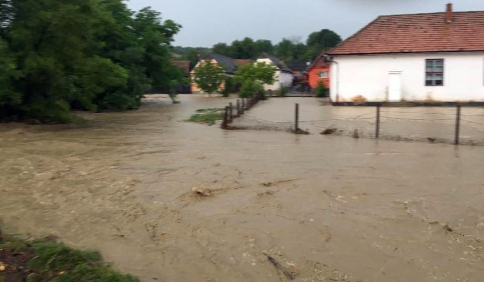 Ploile au făcut prăpăd în județul Sibiu! Locuințe inundate și drumuri blocate de ape