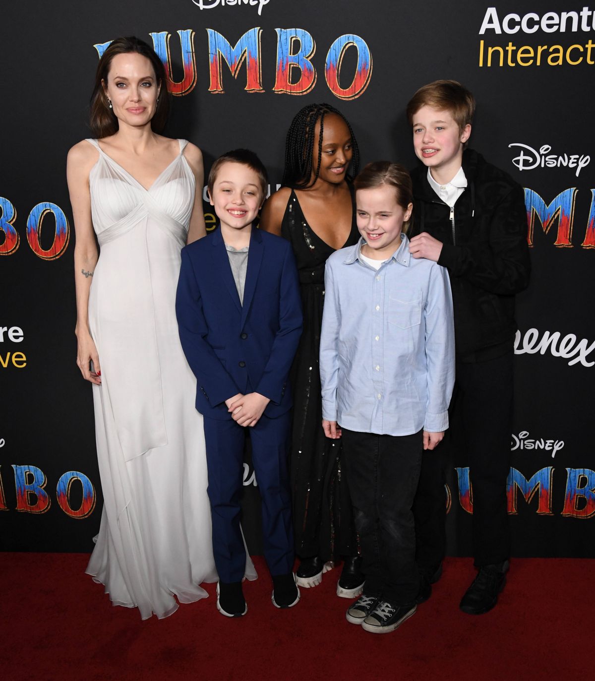 Angelina Jolie, apariție rară pe covorul roșu, alături de copiii ei. Ce mari s-au făcut Zahara, Shiloh, Vivienne și Knox!