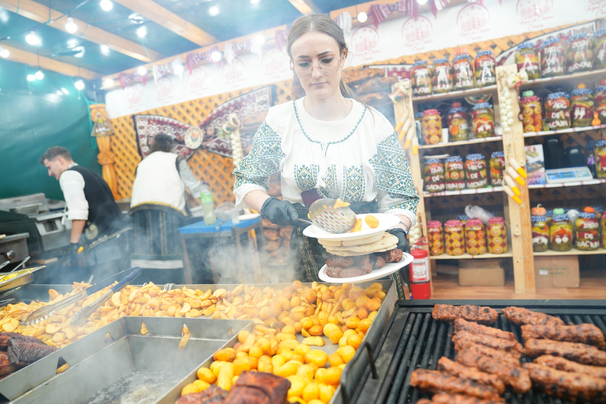 Târgul de Crăciun Craiova 2025. Vizitatorii vor putea cumpăra cârnați, caltaboși, mici și jumări, iar cei mici se vor bucura de casa lui Moș Crăciun