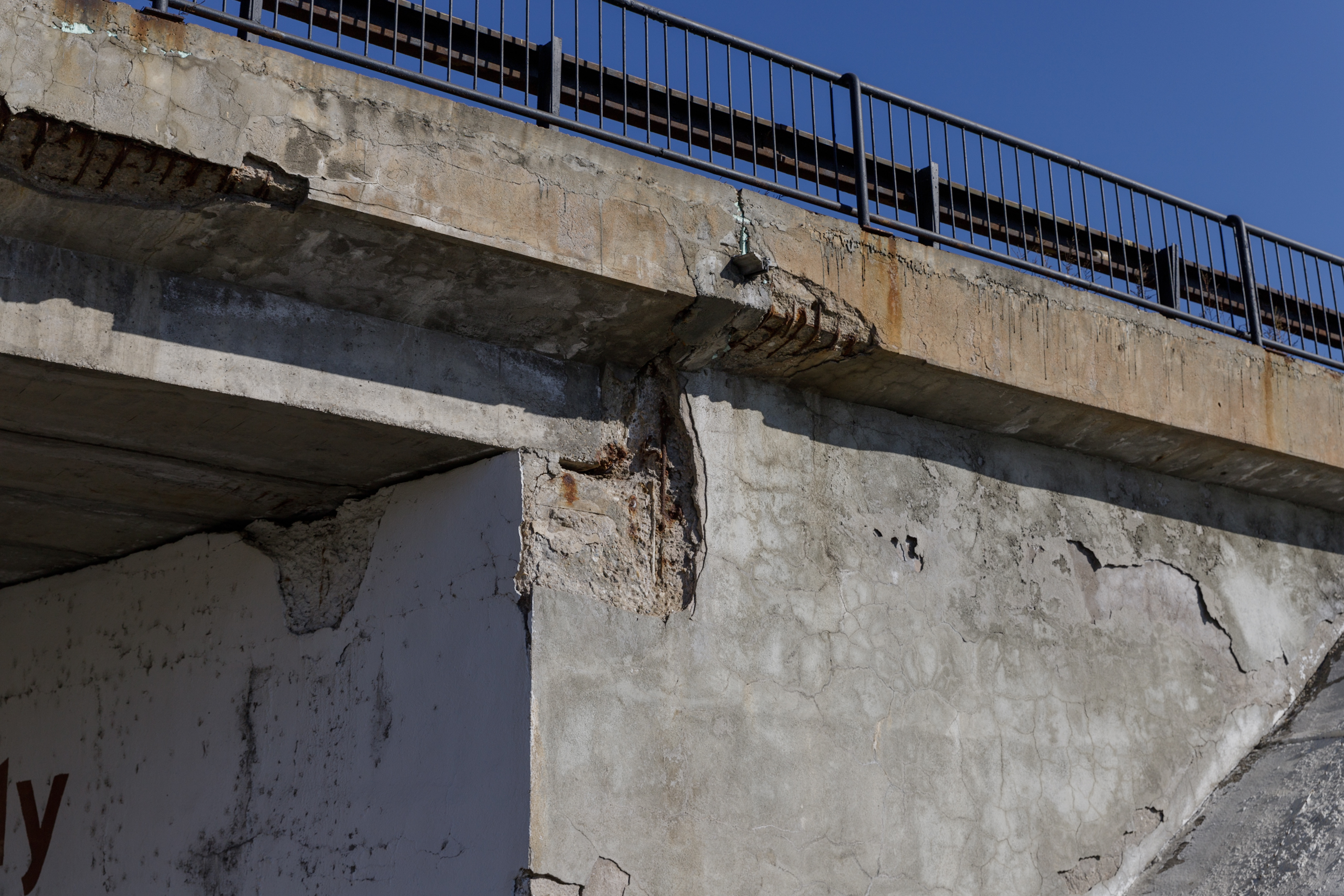 Podul de pe autostrada A1 peste care trec zilnic 40.000 de mașini arată rău: pământ surpat, structură metalică ruginită. „Necesită reabilitare, înlocuirea unor elemente”