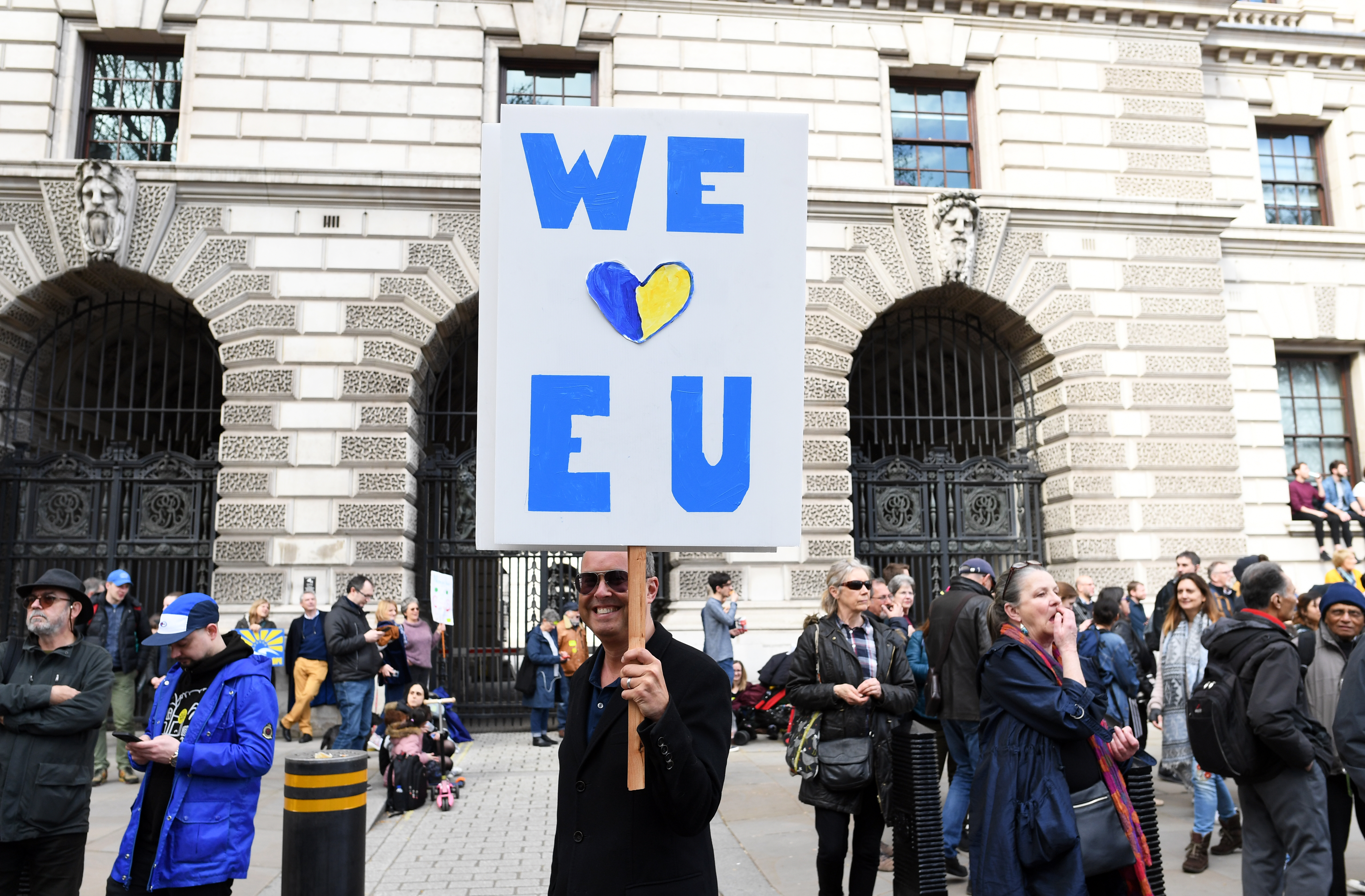 Sute de mii de oameni au protestat la Londra pentru organizarea unui nou referendum pe tema Brexitului (FOTO & VIDEO)