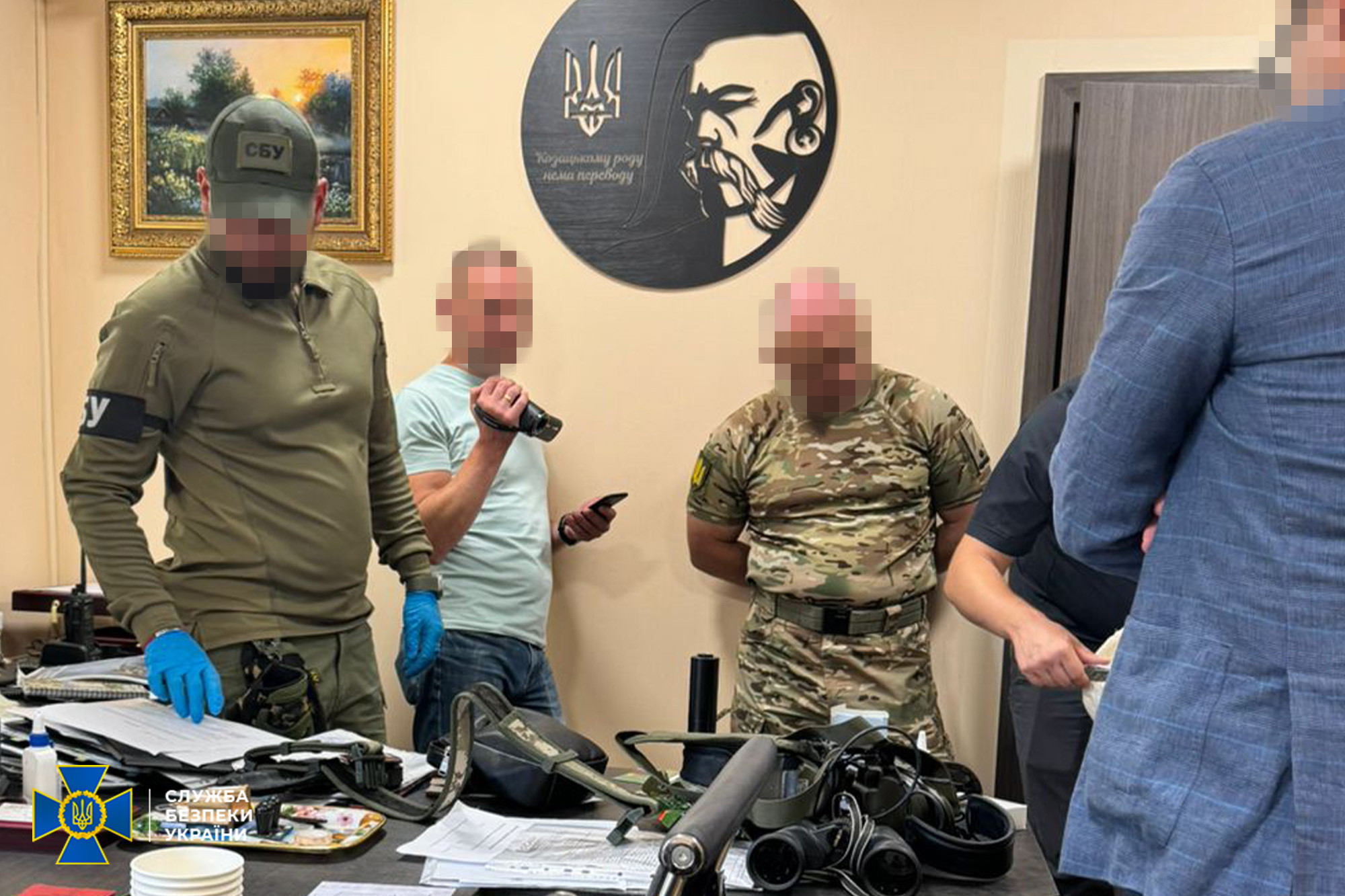 Șefii a două centre de recrutare din Ucraina au fost reținuți pentru o fraudă de 1,2 milioane de dolari. Banii, ascunși sub podea sau în pereți