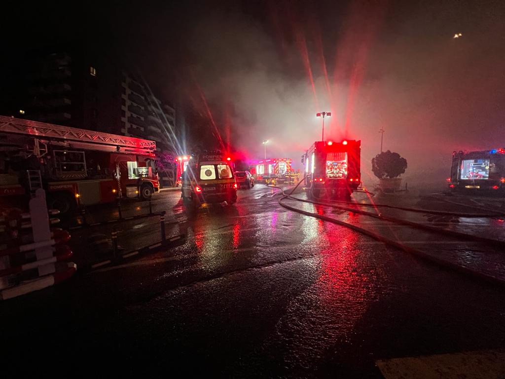 Incendiu puternic în curtea unui mall din Cluj. Clienții unui supermarket au fost evacuați | VIDEO