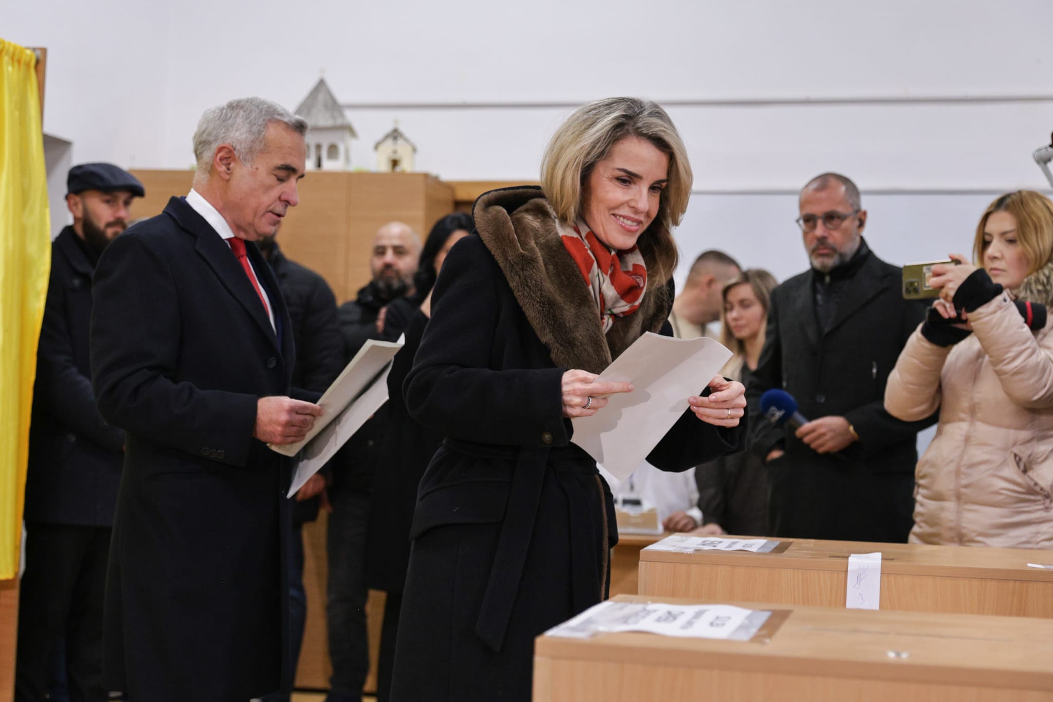 Cum a apărut Cristela Georgescu la secția de votare, la alegerile parlamentare 2024. A zâmbit încontinuu lângă Călin Georgescu