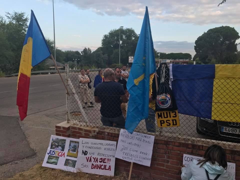 Românii din Spania o primesc pe Viorica Dăncilă cu pancarte și mesaje împotriva penalilor. „Corupţii, hoţii şi condamnaţii penal nu ne reprezintă”