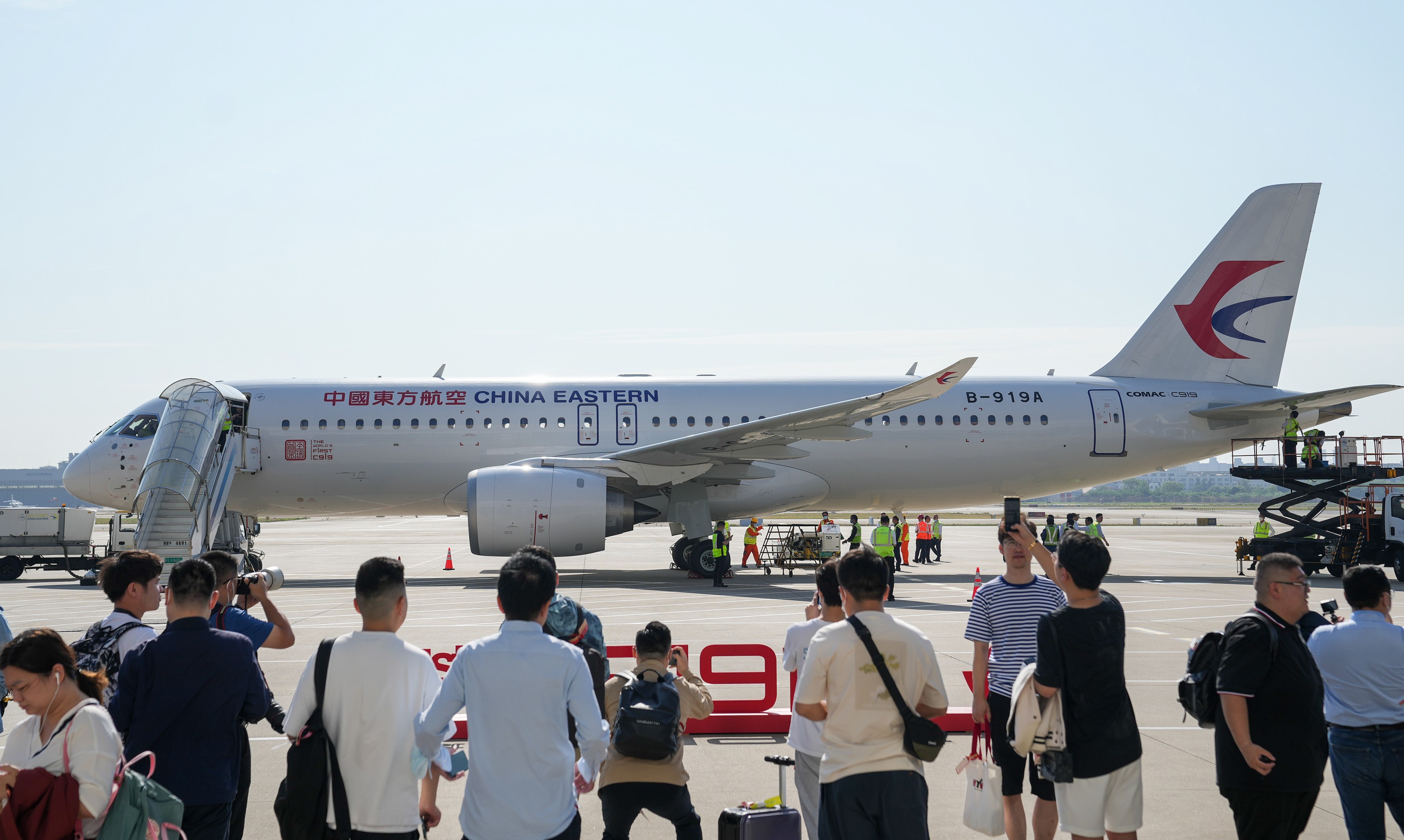 Primul avion de linie al Chinei, C919, a efectuat zborul comercial inaugural. Aeronava este menită să concureze cu modelele Boeing și Airbus