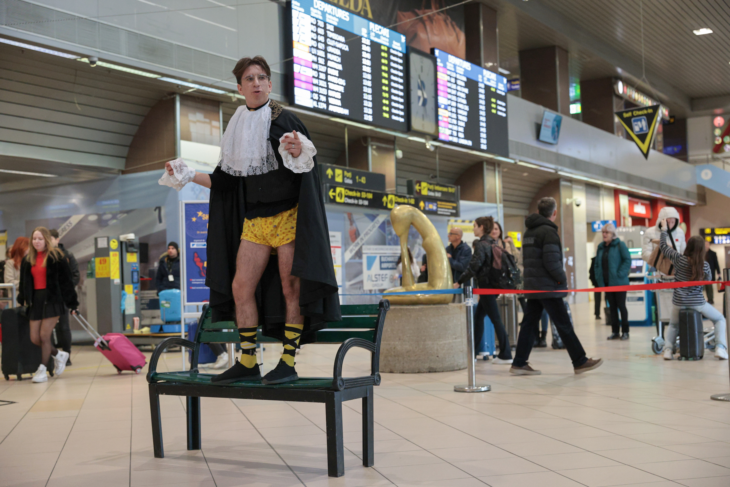 Surpriză pentru călătorii de pe Aeroportul Otopeni, de Valentine’s Day: spectacole din Shakespeare și momente coregrafice