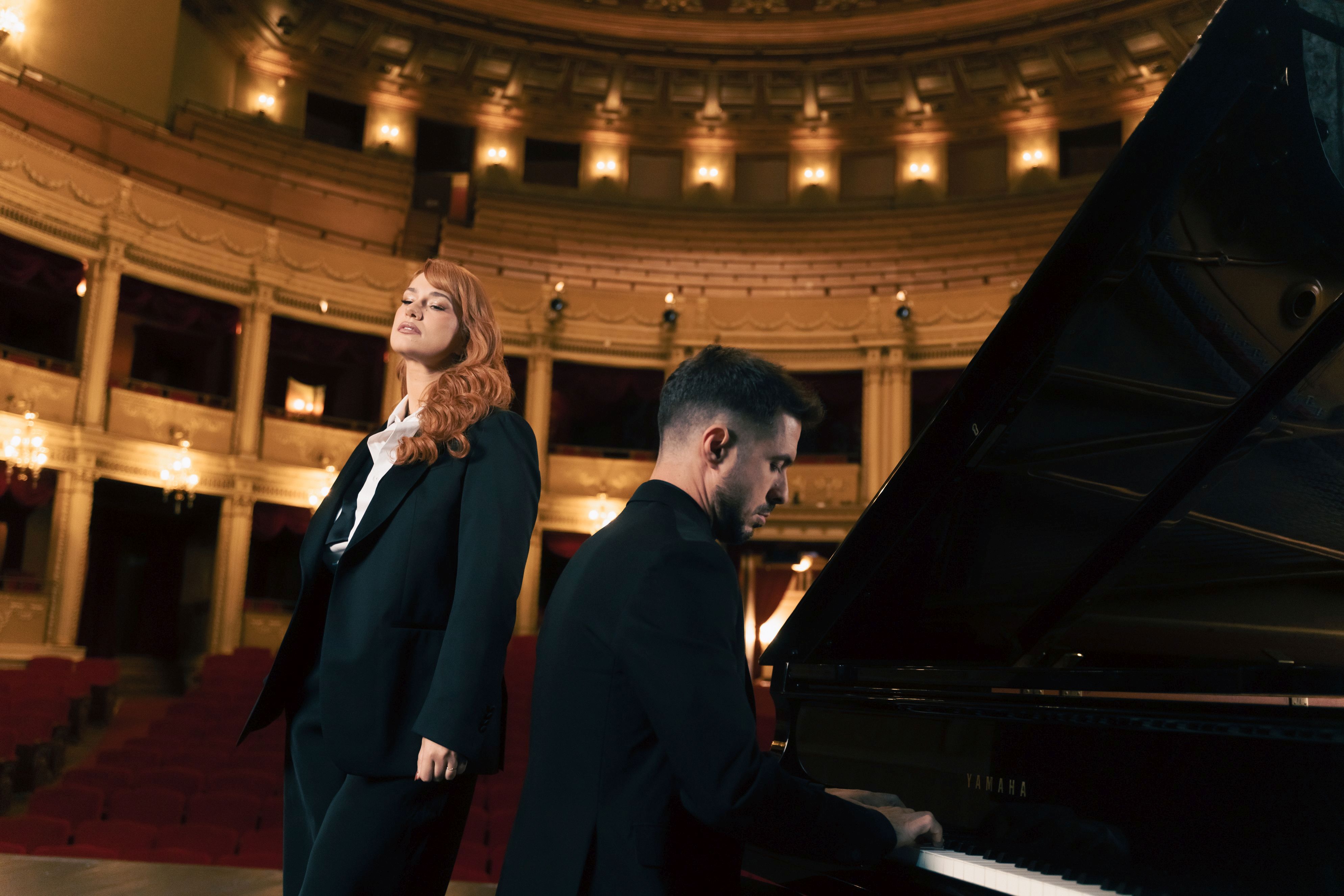 Mesajul transmis de Feli Donose prin intermediul melodiei „Mâinile”. Videoclipul a fost filmat la Opera Română din București