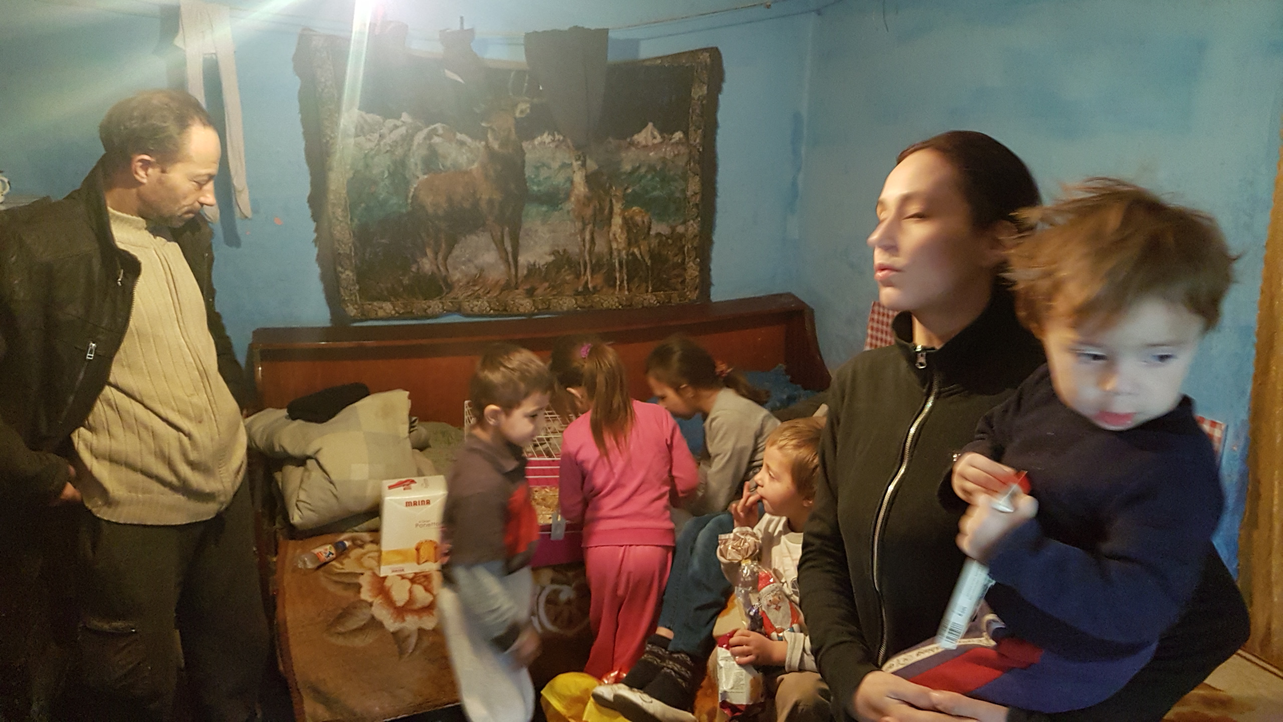 Reacția unor copii sărmani care au primit cadou un porcușor de Guineea: ”Wow, un iepure!”
