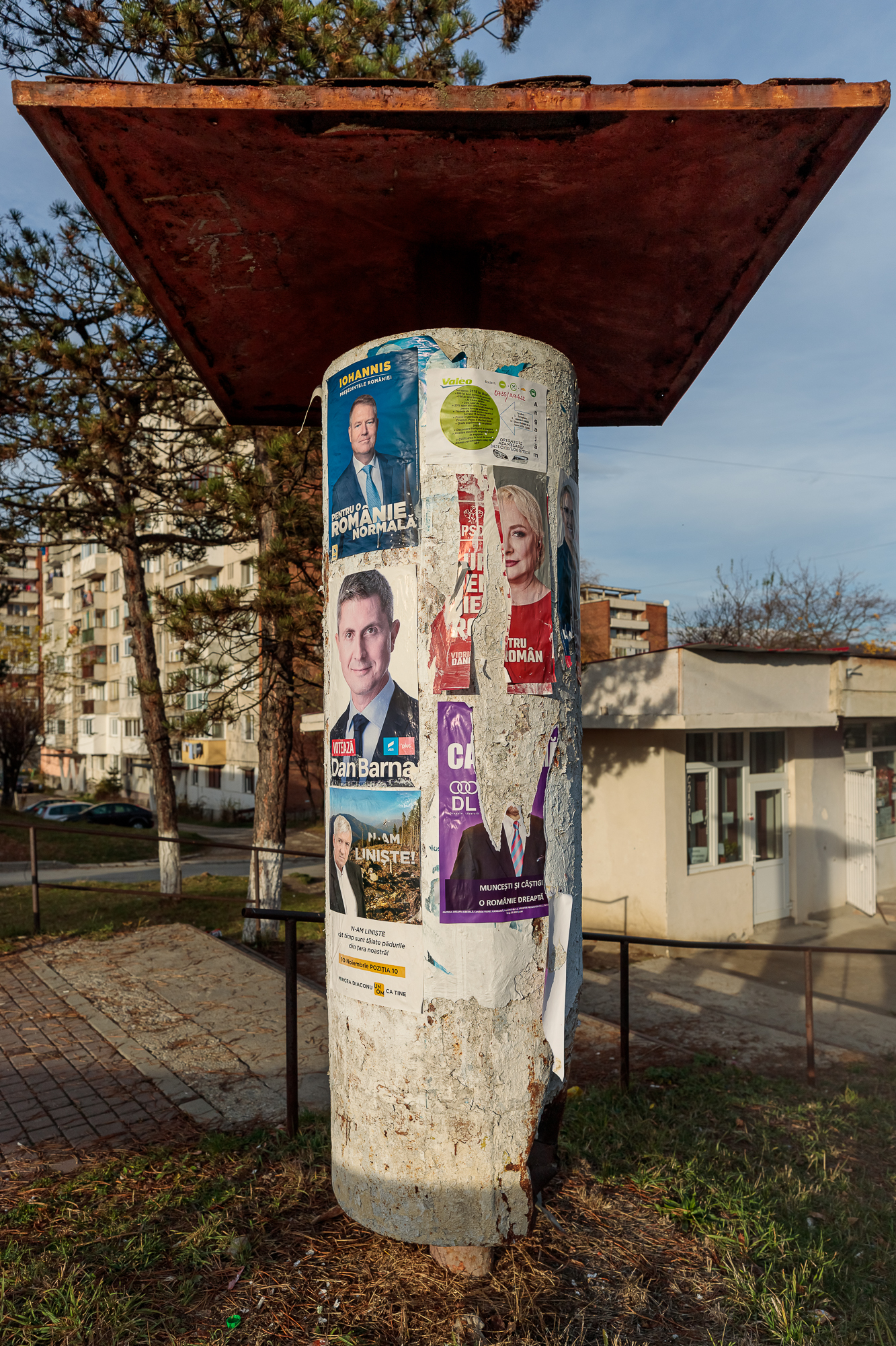 Reportaj în Valea Resemnării | Oamenii din Valea Jiului pun în urnă votul, nu și speranța lor de mai bine. ”Suntem în ruină, dar încercăm să rămânem oameni”