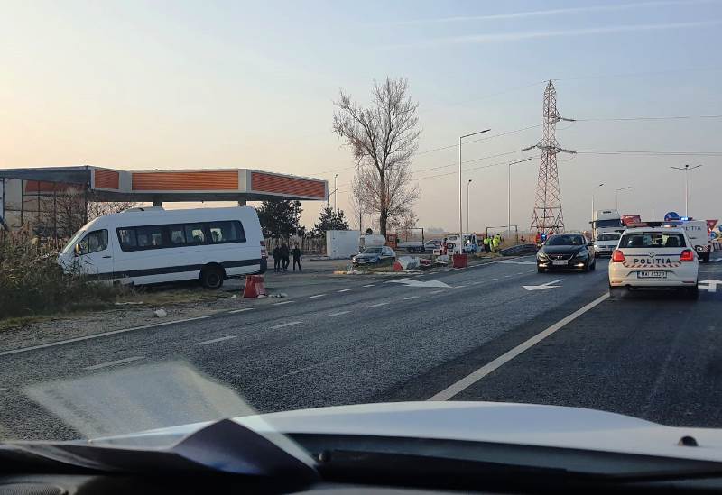 Microbuz cu 20 de pasageri la bord, implicat într-un accident în Vrancea. Ciocnire violentă cu o mașină