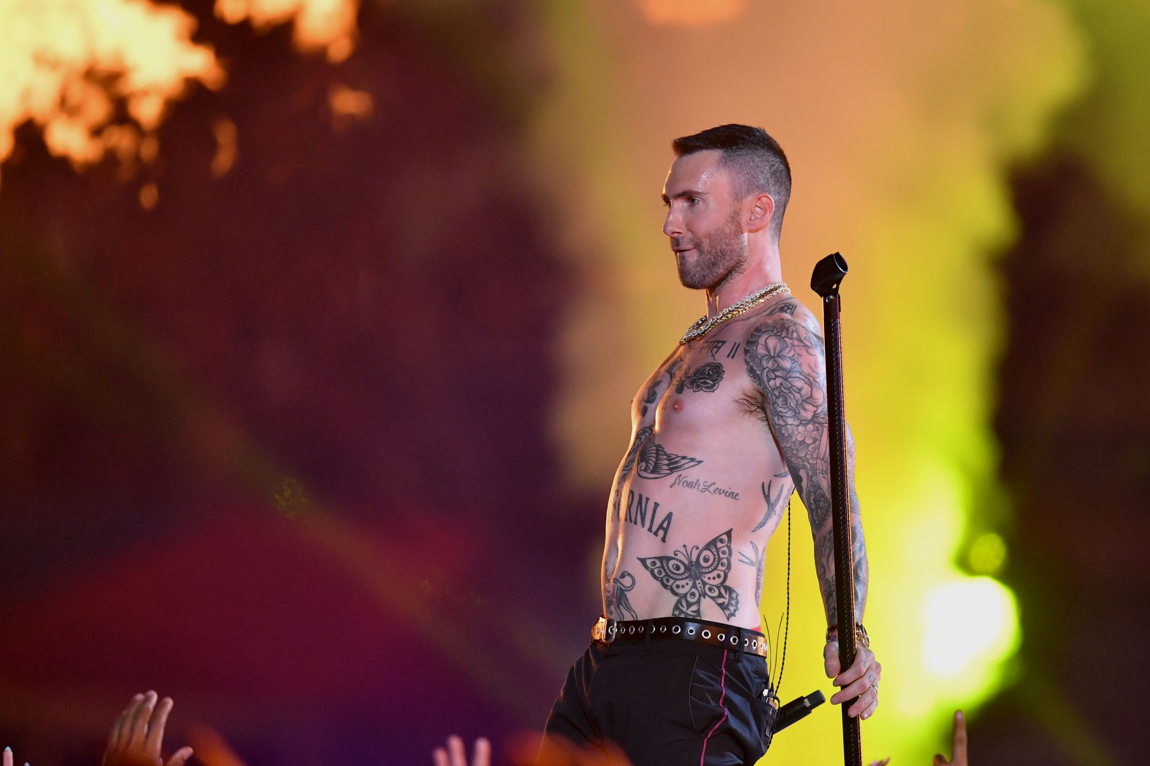 FOTO | Adam Levine, show la bustul gol în pauza Super Bowl 2019. Reacția fanilor a fost neașteptată