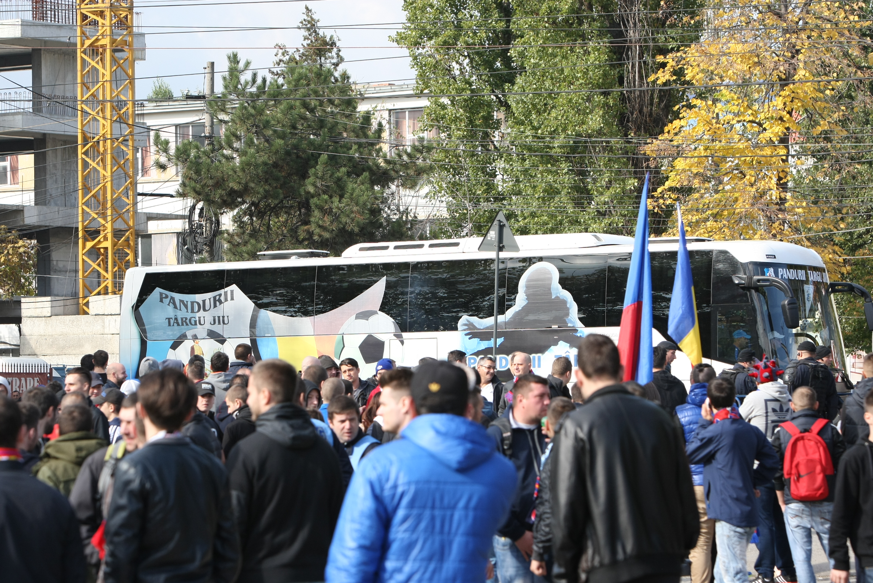 Fanii își cer în stradă Steaua înapoi. ^1.000 de oameni, la mitingul suporterilor. Gigi Becali e liniștit: ”N-am nici o grijă, sunt teribiliști” / FOTO