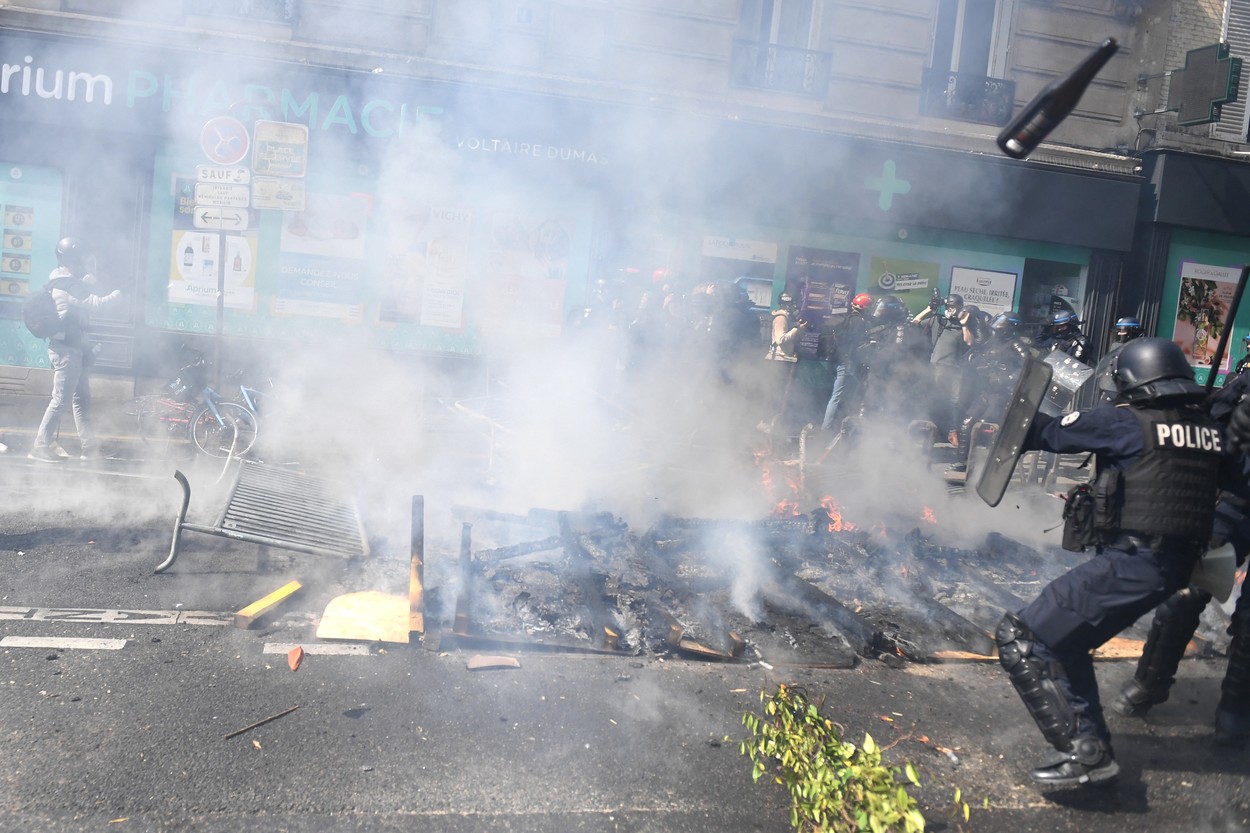 Proteste violente la Paris. 250 de mitinguri au fost organizate duminică în Franța de cei care îl contestă pe Macron