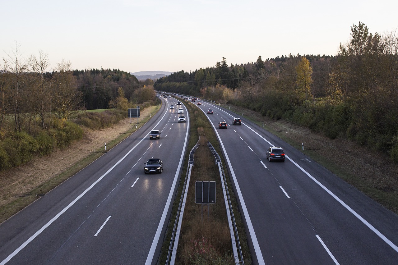 Kigyulladt egy busz az M5-ösön, már most nagy a torlódás: közben az M3-ason 5 km-es sor áll