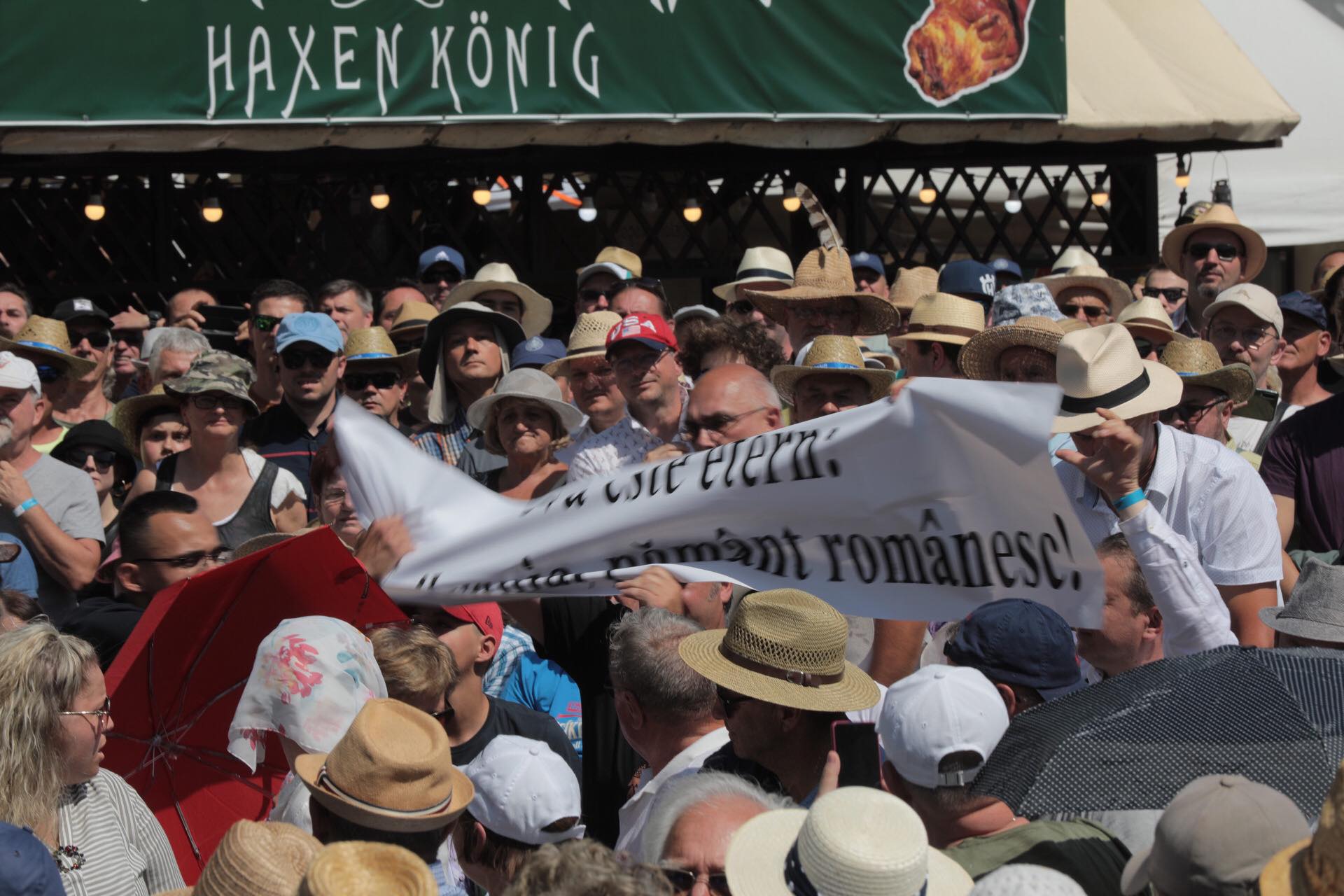 Incident la Tușnad. Un banner cu „Transilvania, pământ românesc” a înfuriat mulțimea. Au intervenit jandarmii