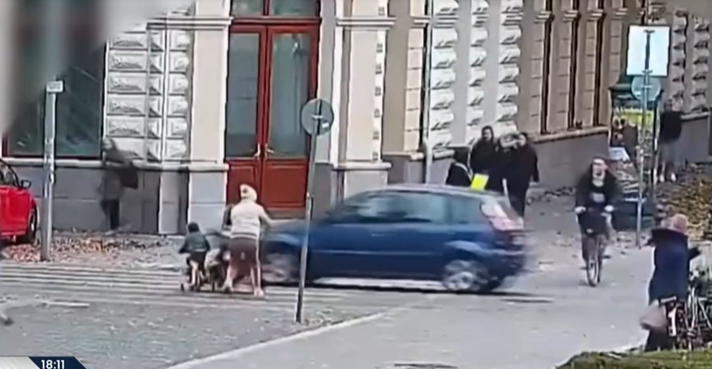Vérfagyasztó felvétel: hajszálon múlt, hogy nem ütötték el babakocsit toló nőt és két gyermekét a zebrán – videó