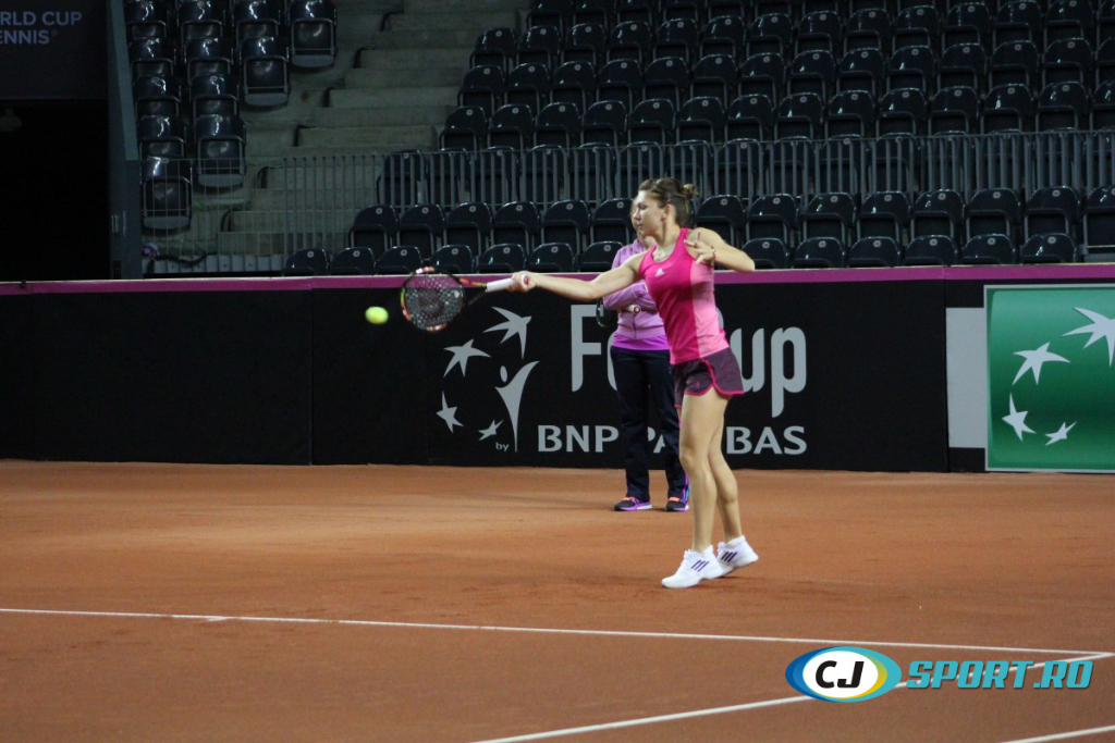 Fed Cup. Simona Halep a intrat în sală. Imagini de la primul antrenament al liderului României