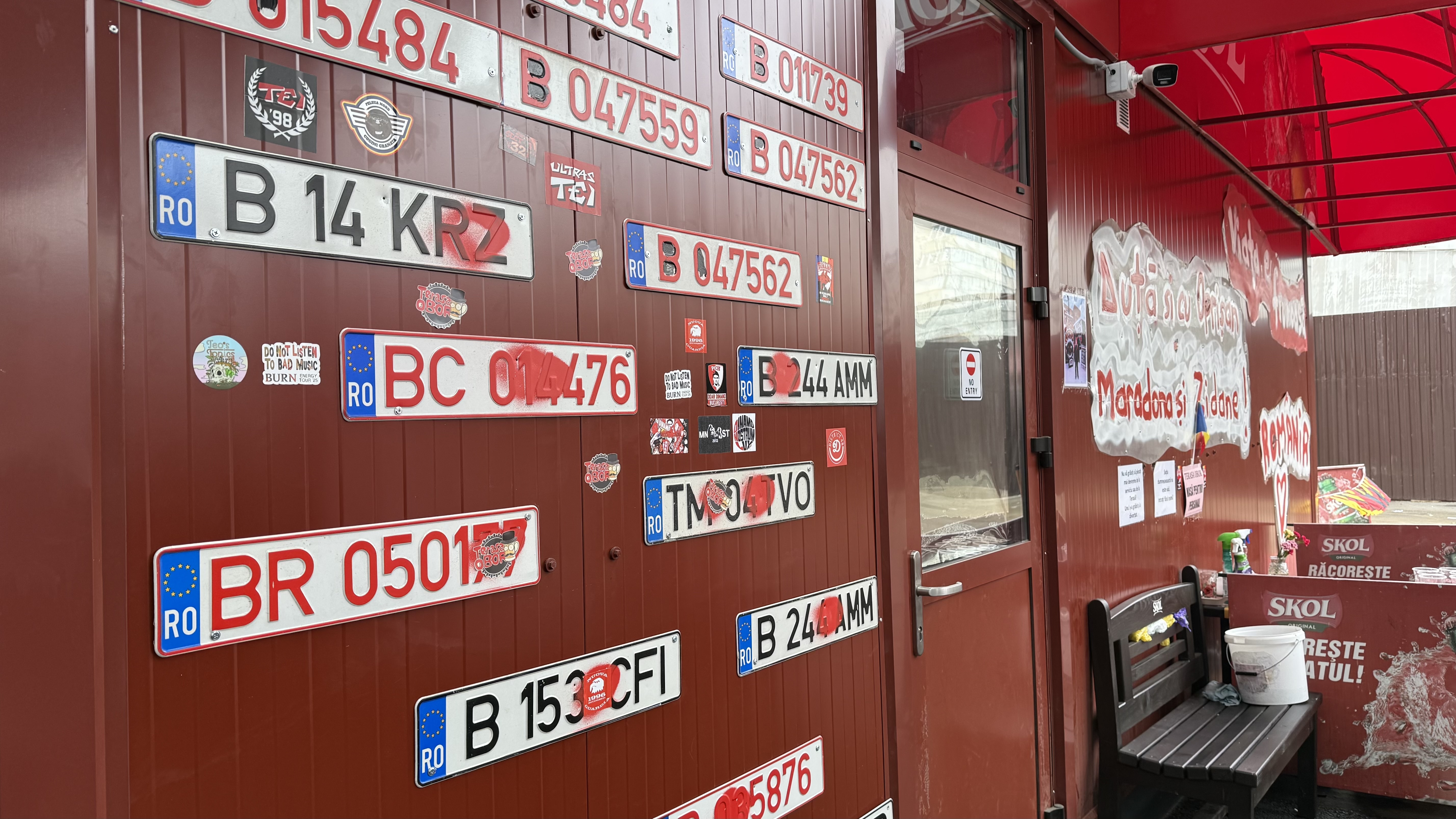 Terasa Obor și-a schimbat locația, dar cozile sunt la fel de mari. Cât costă un mic cu muștar în cea mai cunoscută piață din București