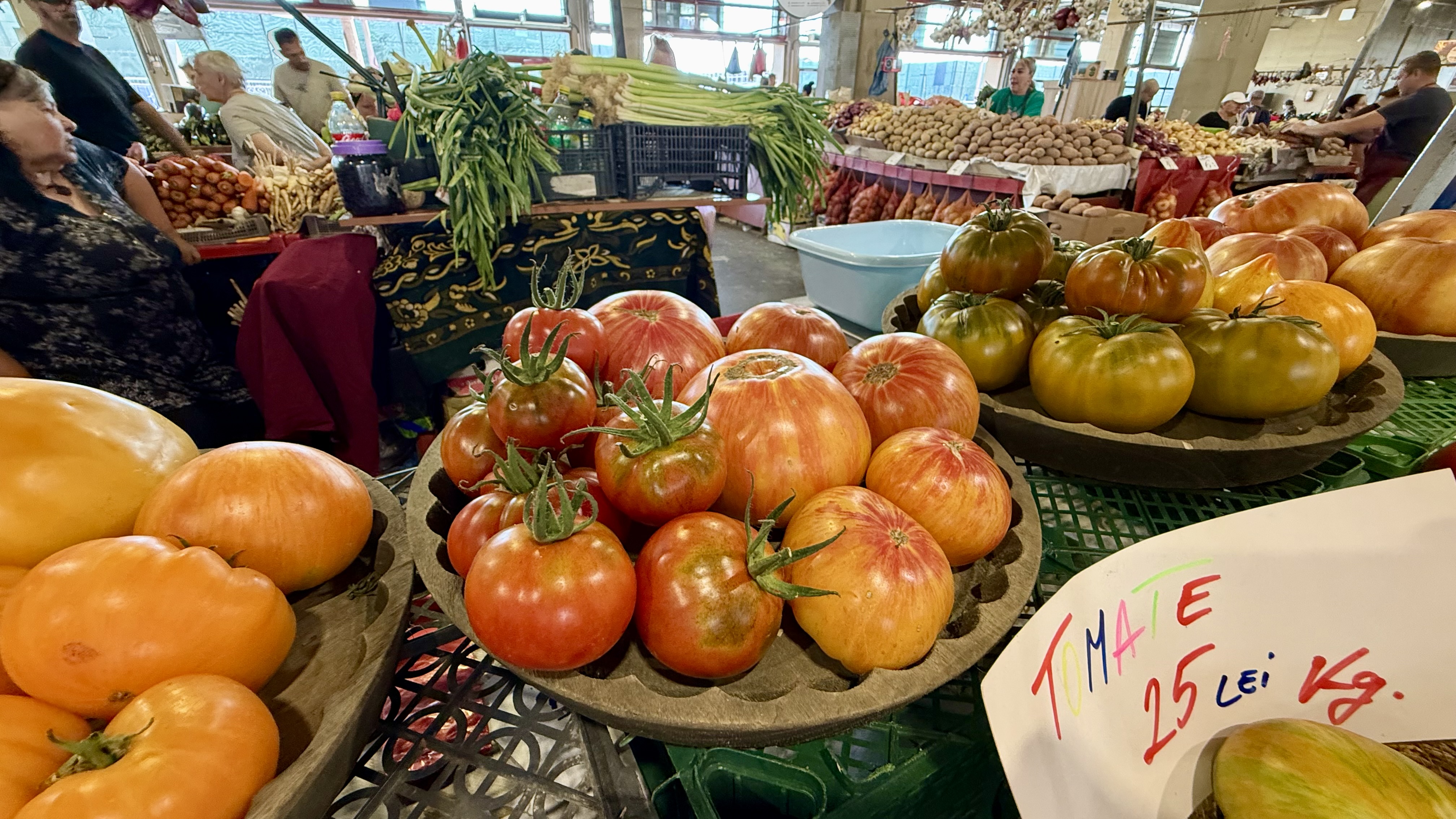 Toată lumea se oprește la această tarabă cu roșii din Piața Obor. Cât costă kilogramul de roșii negre, galbene și portocalii
