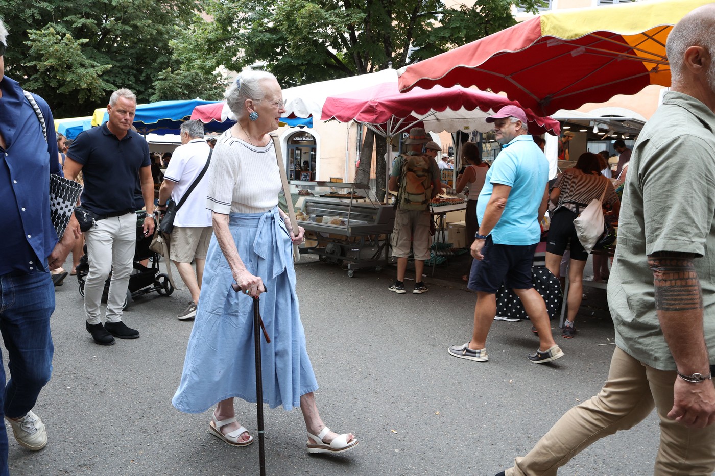 Regina Margrethe a Danemarcei a abdicat în ianuarie, dar continuă să meargă la cumpărături într-o piață din Franța, așa cum o face de 50 de ani