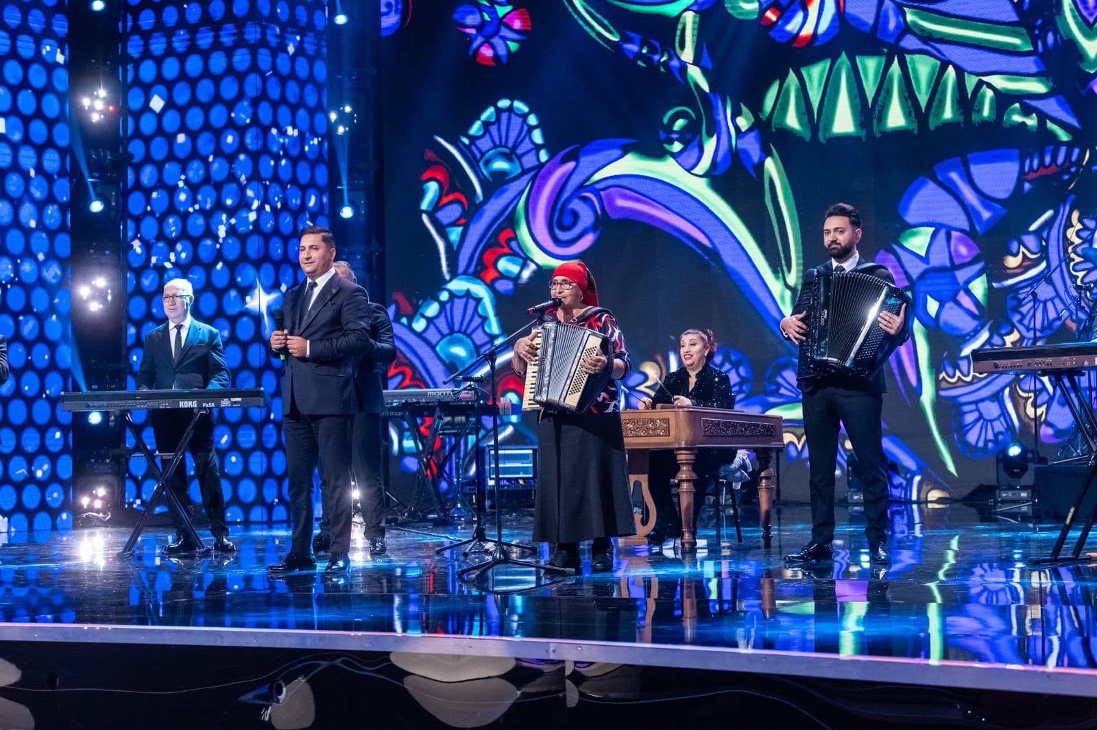 Câți bani a dat Mihai Bobonete la lăutari de ziua magicianului Robert Tudor. Distracție pe muzica Tarafului de la Vărbilău
