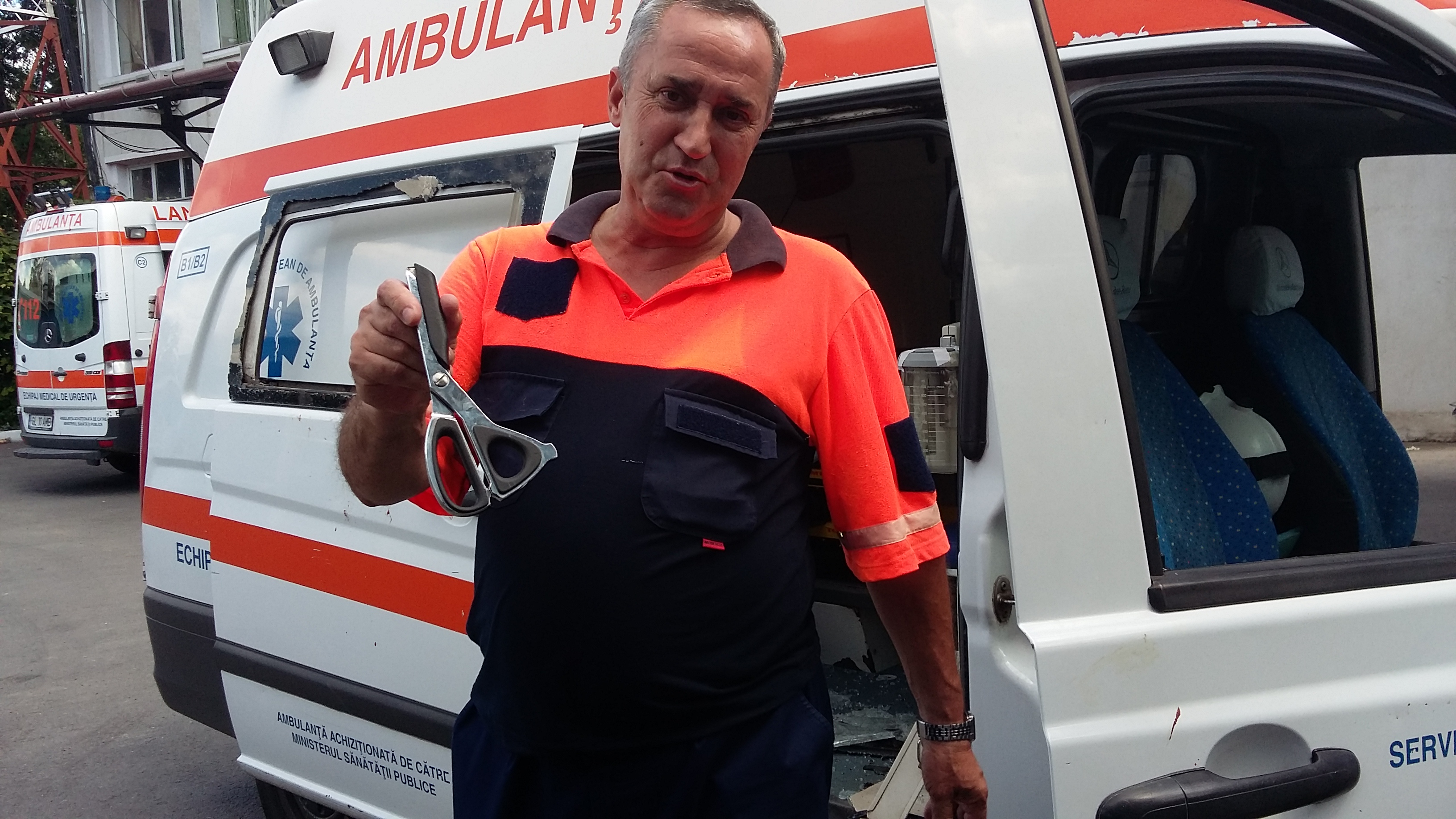 Un pacient a bătut echipajul unei ambulanțe! GALERIE FOTO