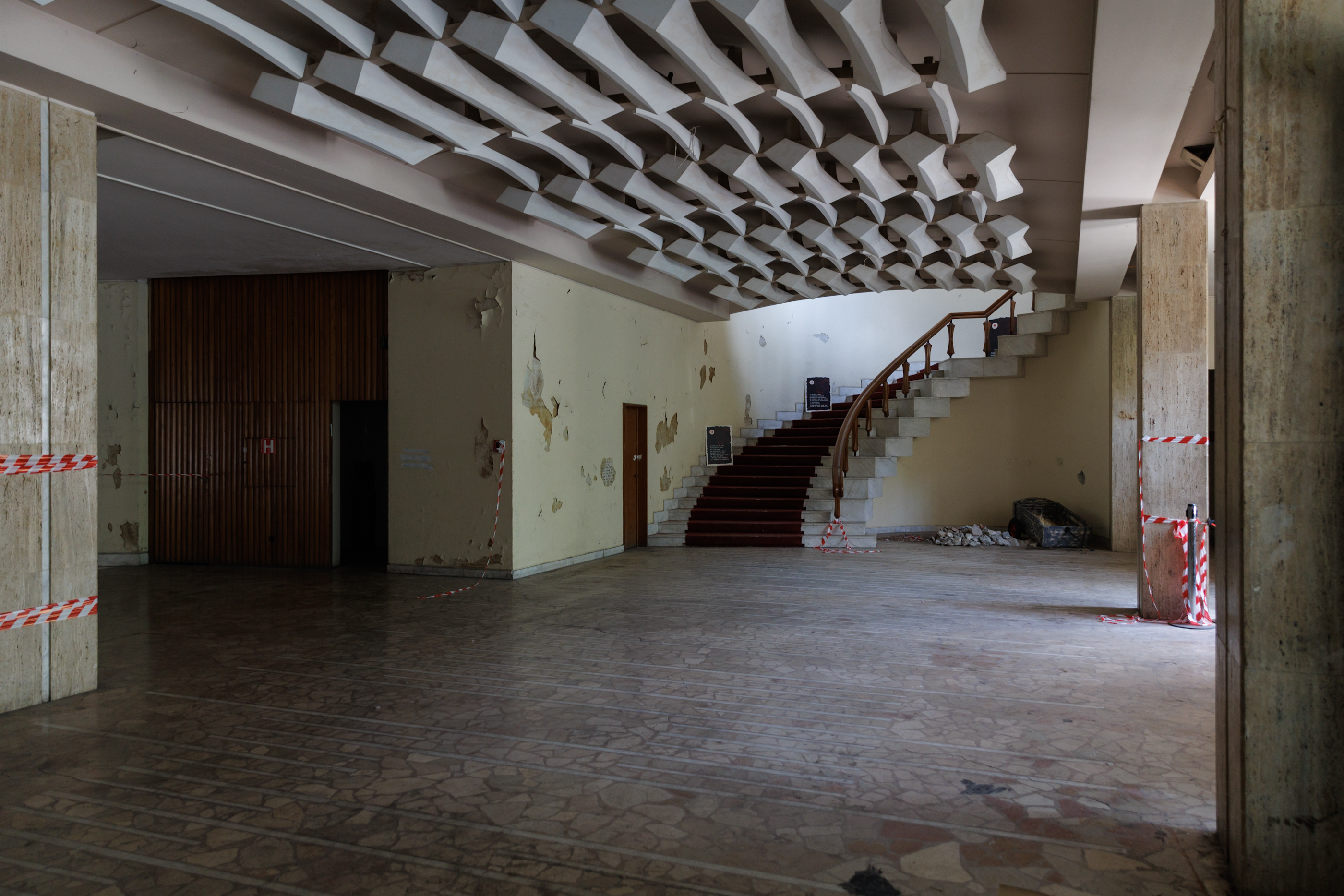„4 iulie 1977: Cutremurul neștiut”, spectacolul de teatru jucat în aceeași sală în care Ceaușescu a dat „ordinul criminal” la patru luni de la cutremurul din 1977
