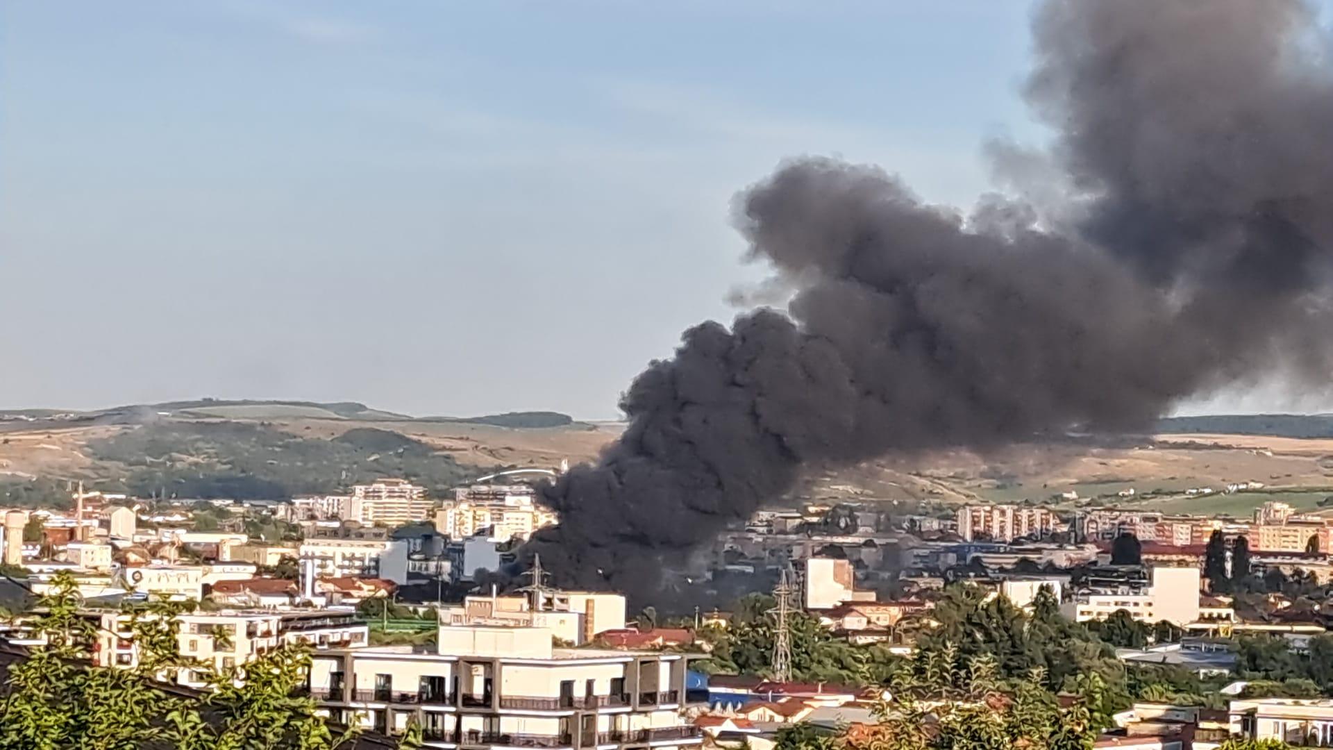 Incendiu puternic la o hală din Cluj-Napoca. Focul s-a extins la două case din apropiere.