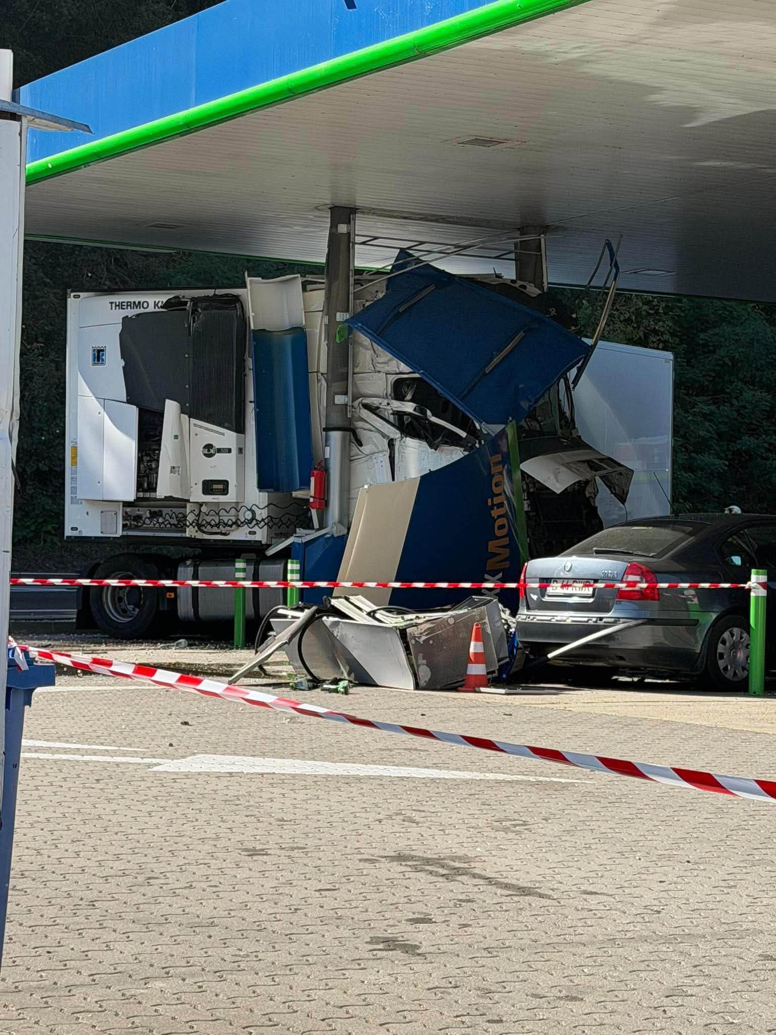 Accident la o benzinărie din Călimănești. Un camion a avariat pompele de carburant