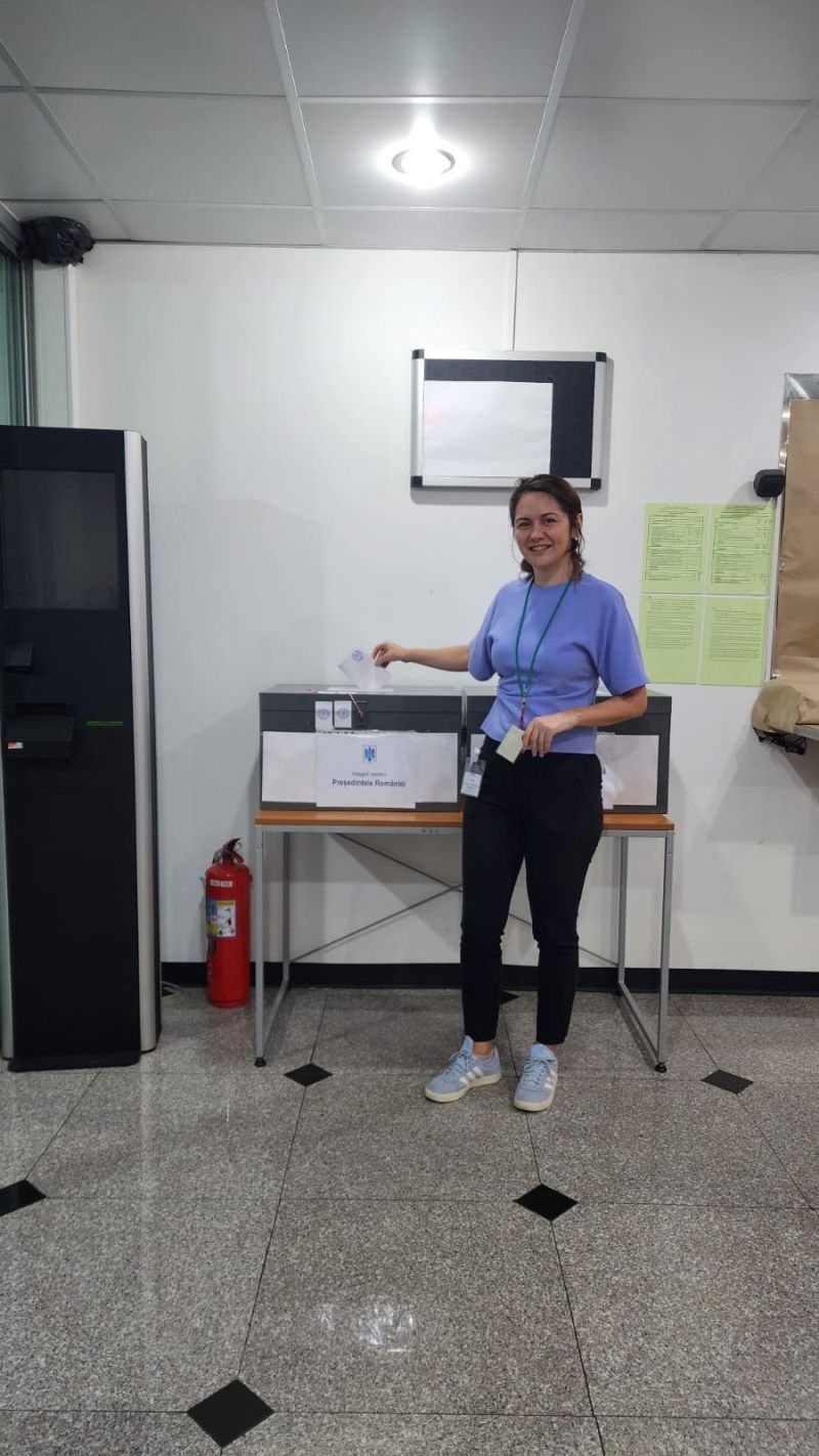 Imagini cu românii care au votat în diaspora la alegerile prezidențiale. Cel mai vârstnic alegător are 100 de ani