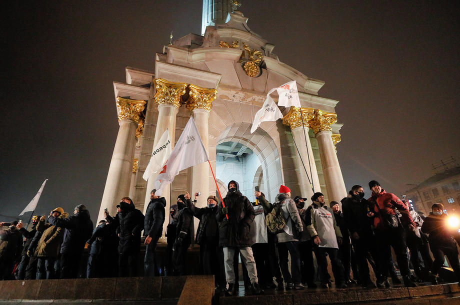 FOTO | Confruntări violente între poliţie şi protestatarii anti-lockdown la Kiev. Mai mulți oameni au fost răniți