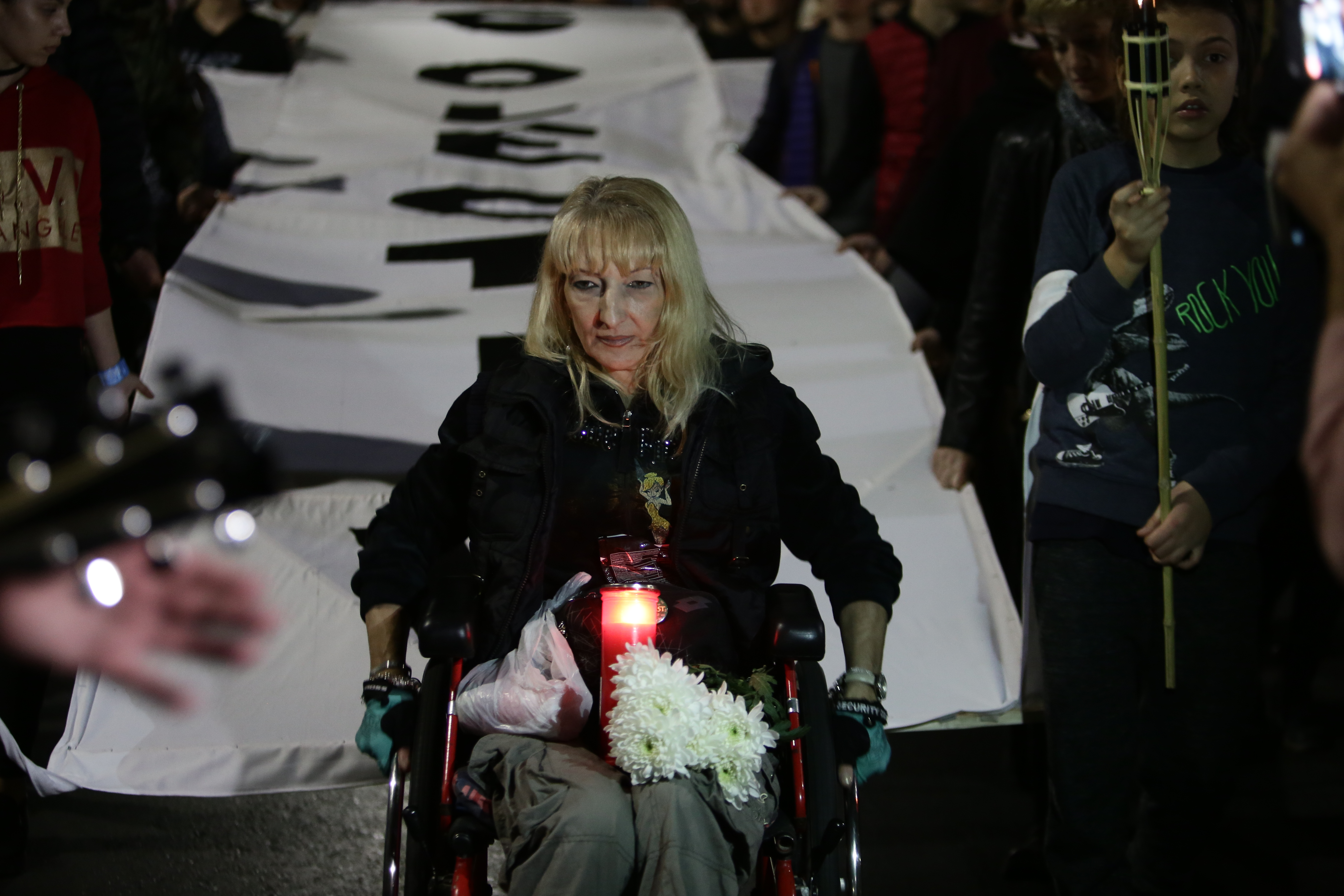 FOTO&VIDEO / Marșul chitarelor, pe muzica durerii. Sute de oameni au adus un omagiu celor care au murit în Colectiv. Părinții și-au înăbușit durerea: „Vrem să se facă dreptate”