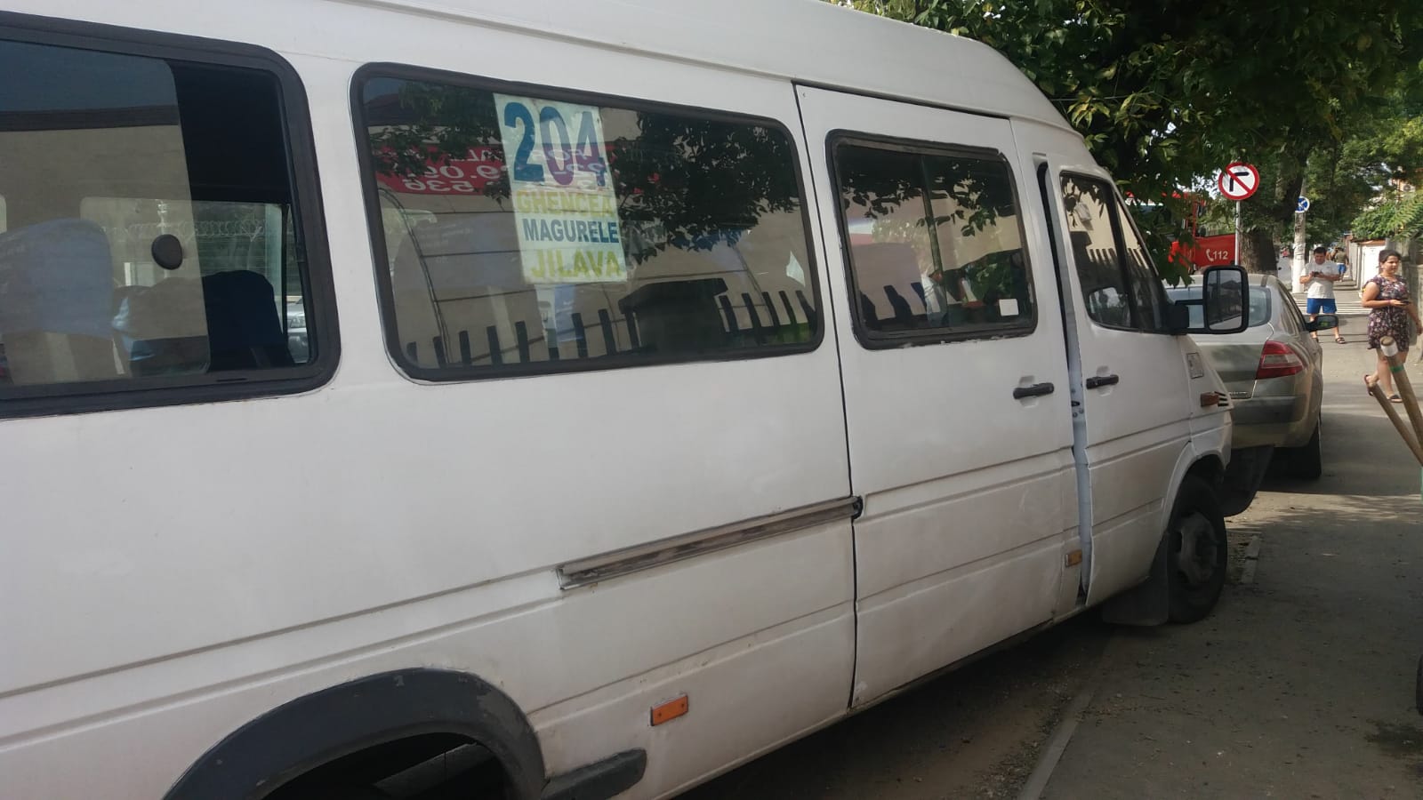 UPDATE. Un microbuz a intrat într-un copac pe Şoseaua Antiaeriană din Bucureşti