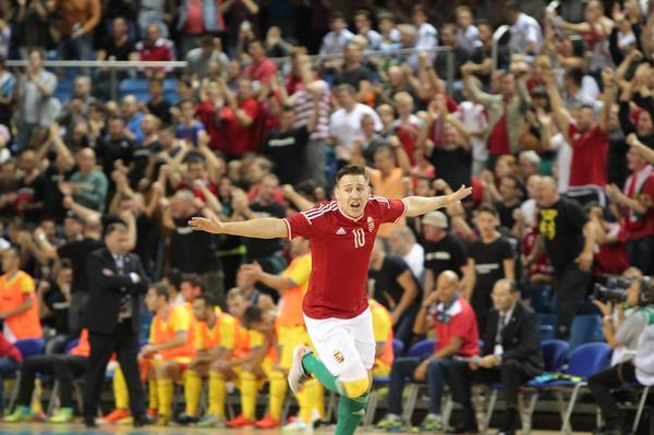 Calificare furată cu cronometrul. Selecționata de futsal a României a ratat prezența la Euro 2015 în ultima secundă. ^Oficial, ultima fază a ungurilor a durat 3 secunde. Cronometrajul efectuat de Sportnews arată că acțiunea a ținut peste 4 secunde! / VIDEO