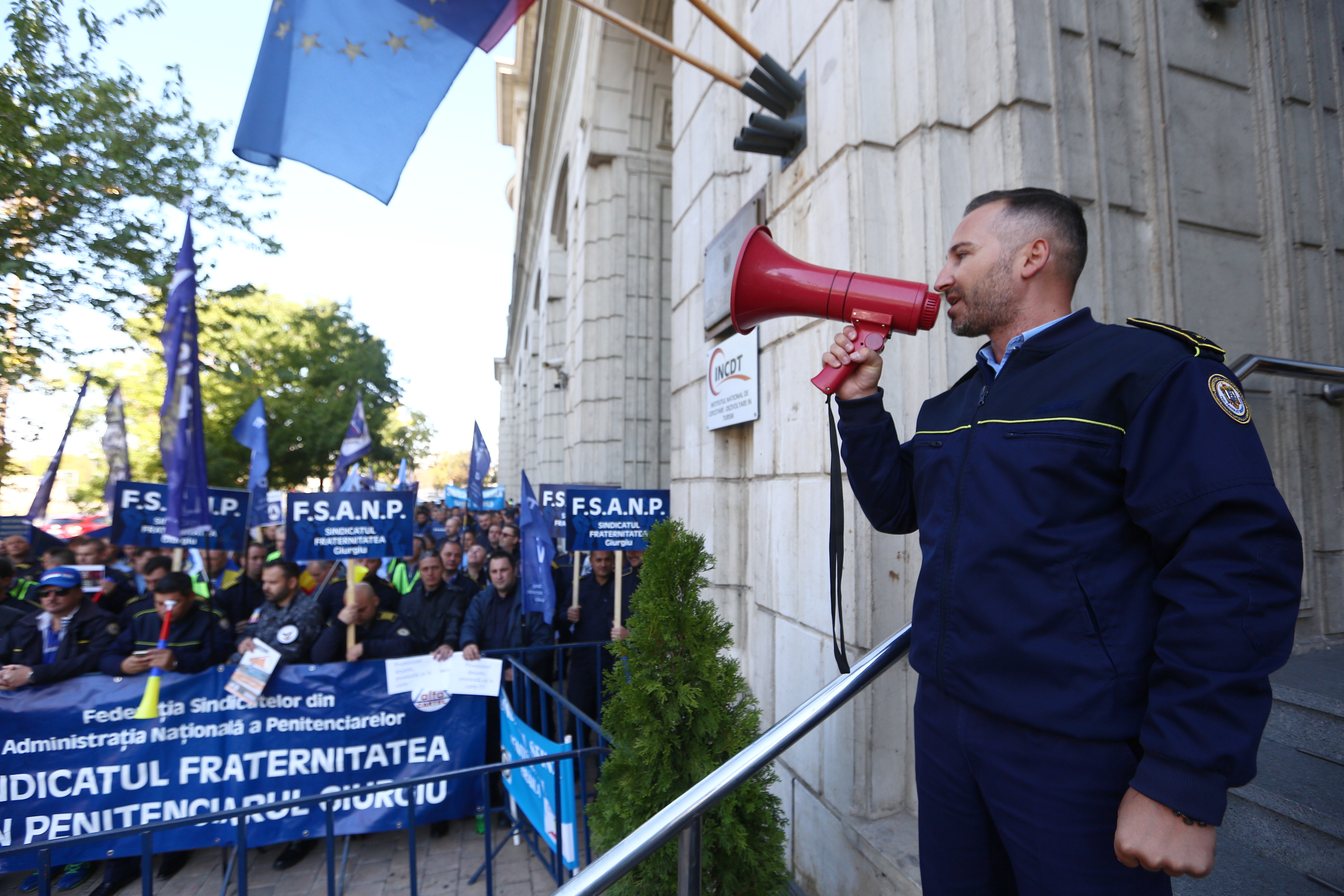 FOTO| Sute de gardieni din penitenciare protestează în fața Ministerului Justiției. Se cere demisia lui Tudorel Toader