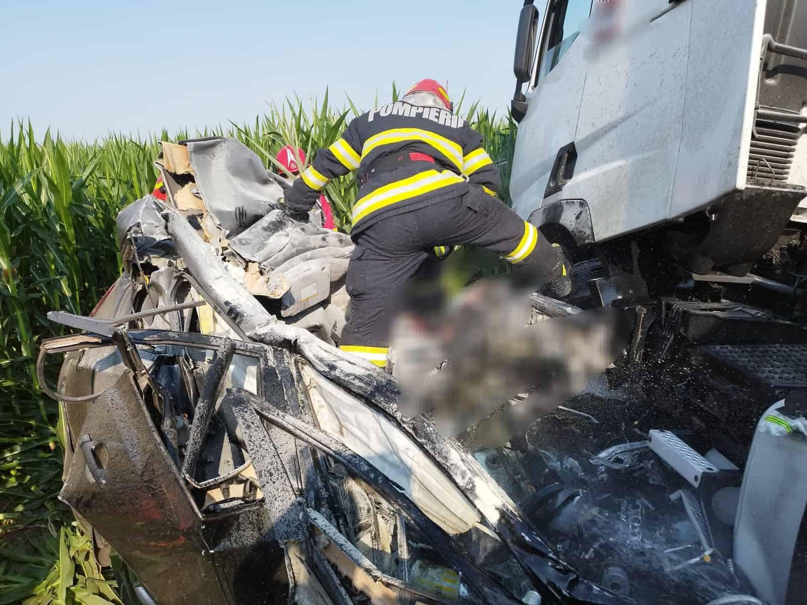 Autoturism strivit și târât zeci de metri într-un lan de porumb, după impactul cu o cisternă, în Ialomița. Șoferul a murit pe loc