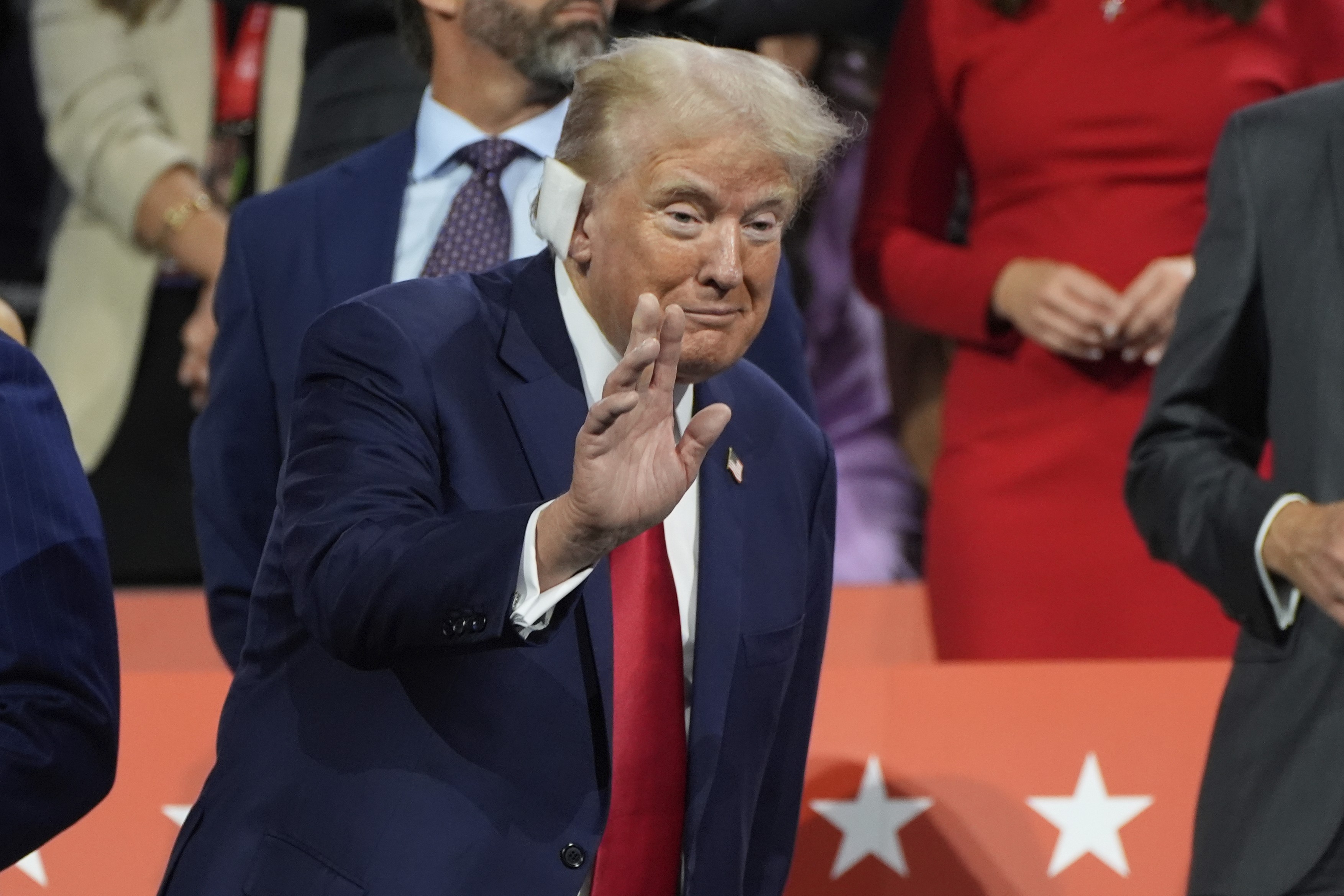 Donald Trump, cu un bandaj pe ureche, a fost primit în aplauze și scandări la convenţia republicană: „Luptă! Luptă! Luptă!”