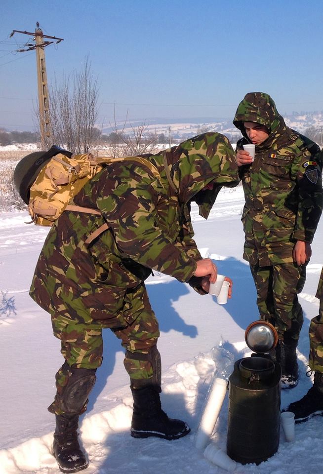 Viaţă de militar la - 20 de grade! Vânătorii de munte ne învaţă cum să ne construim propriul „hotel de gheaţă”