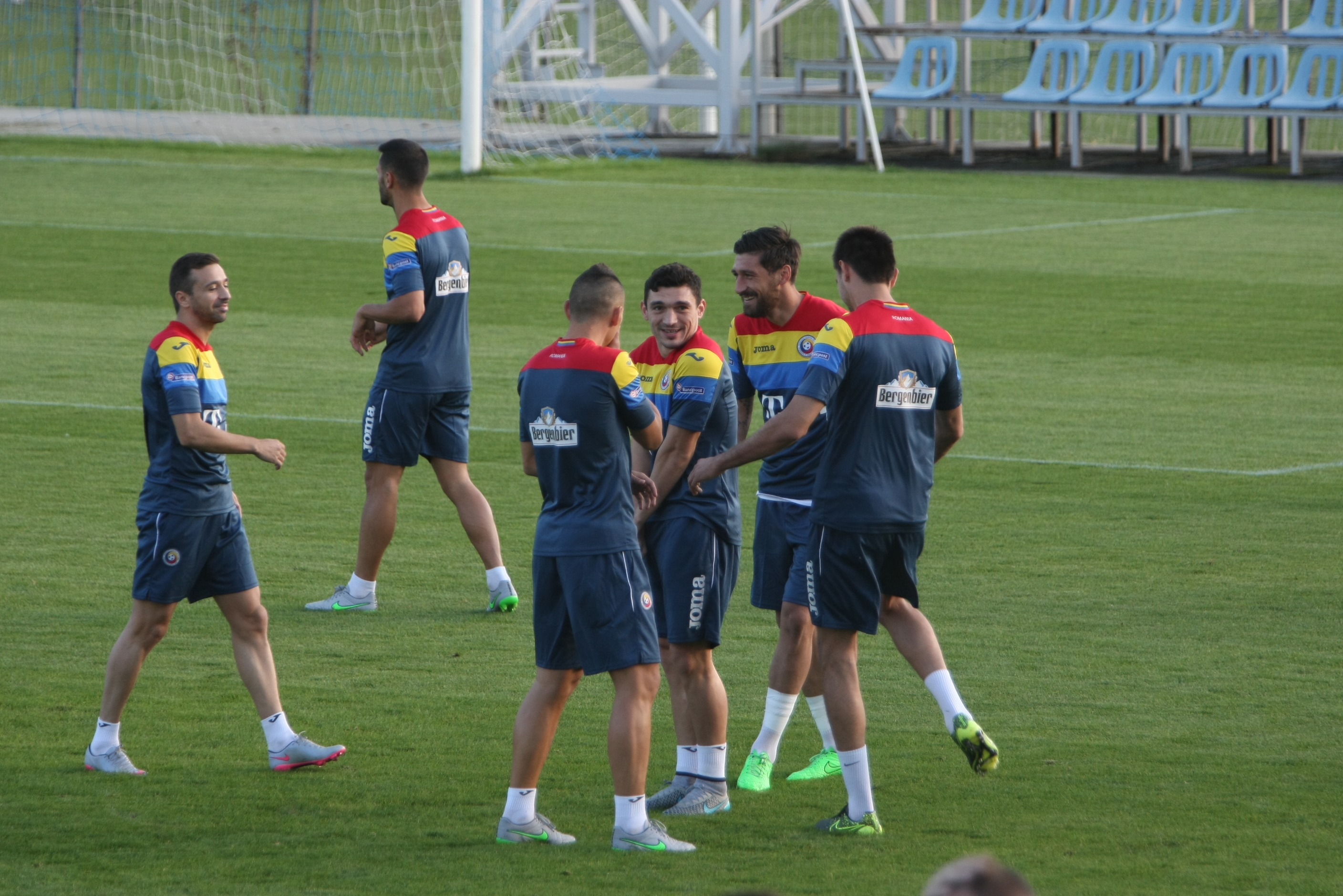 FRF a câștigat recursul la UEFA, meciul cu Finlanda se va disputa cu spectatori! Marți se pun în vânzare, online, biletele. ^Tata Puiu nu știa ”bomba” la antrenamentul de luni și căuta metode să învioreze naționala: ”Să veniți cu trompetele la stadion, măcar pe voi să vă aud!” / FOTO