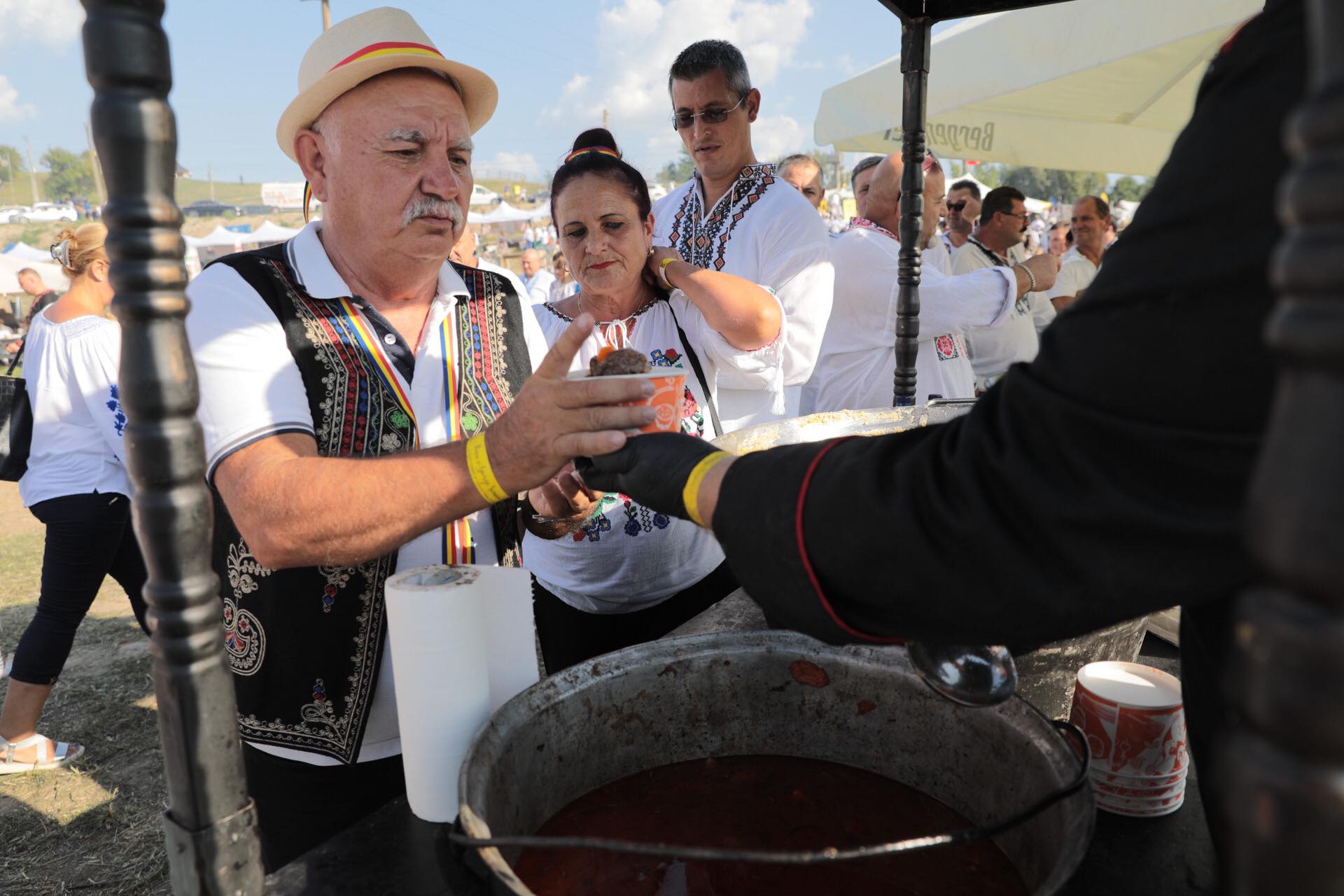 O mireasă și două nunți. Cum a petrecut poporul în vale, iar ceilalți invitați, în deal, la căsătoria „domnului AUR”, George Simion