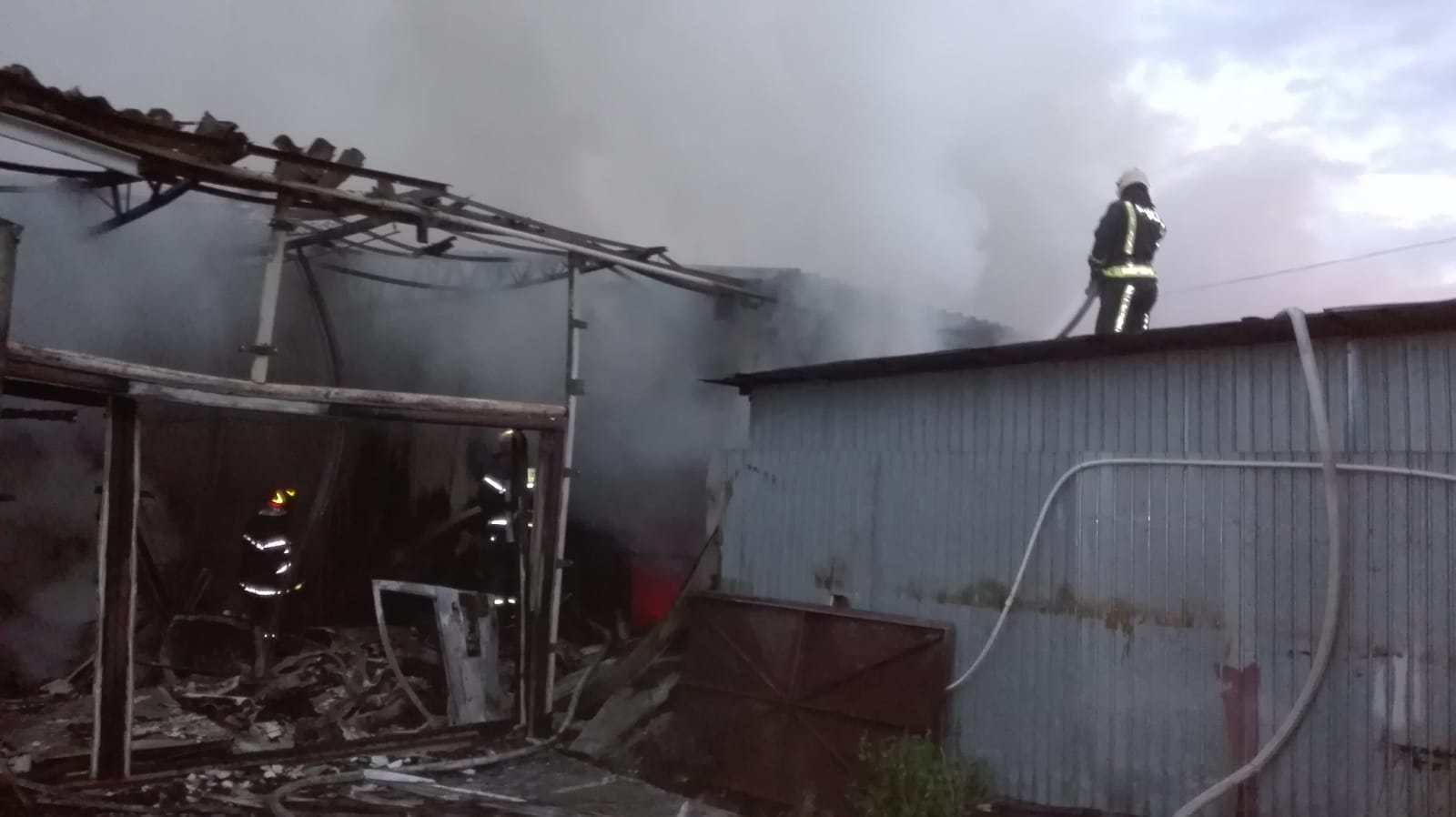 FOTO&VIDEO/ Incendiu puternic în Bacău la o hală de 600 mp în care funcţionau trei firme
