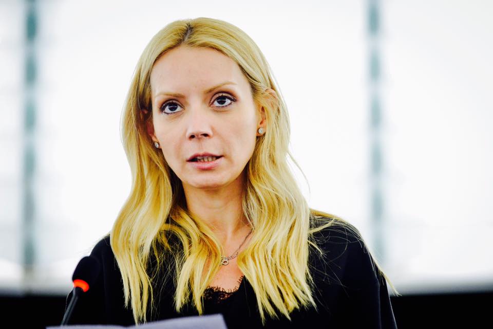 La cine ar fi rămas copiii lui Victor Ponta după divorțul de Daciana Sârbu. Decizia luată de cele două fiice