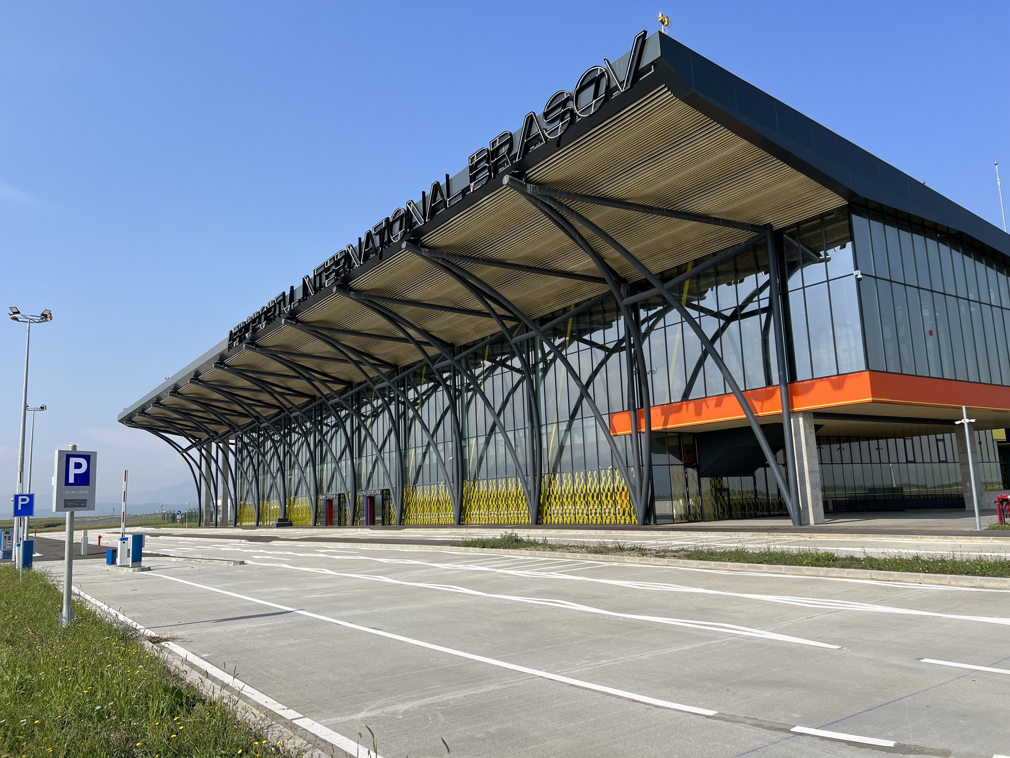 IMAGINI. Cum arăta acum un an aeroportul neterminat din Brașov și cum au reușit să-l finalizeze. Este primul aeroport nou din România din ultimii 50 de ani