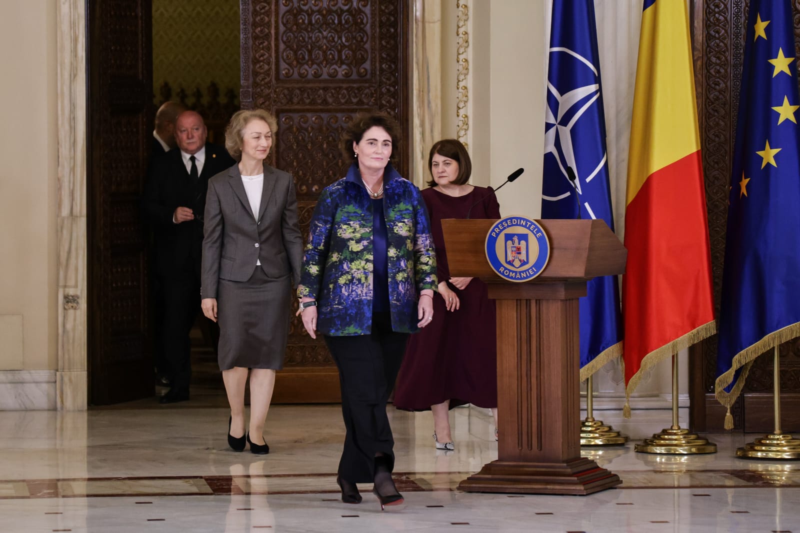 Trei noi judecători la CCR. Dacian Dragoş, Csaba Asztalos şi Mihai Busuioc au depus jurământul la Cotroceni. Cine sunt cei 9 judecători ai Curții