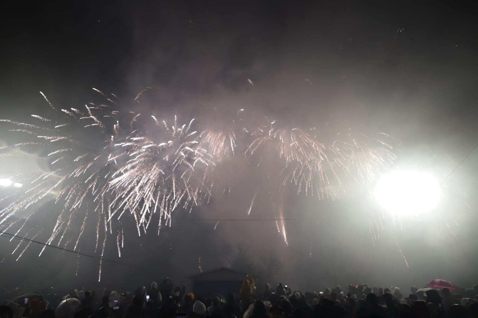 Târgul de Crăciun din Drumul Taberei s-a deschis cu focuri de artificii: frigul și ploaia nu i-au speriat pe bucureșteni