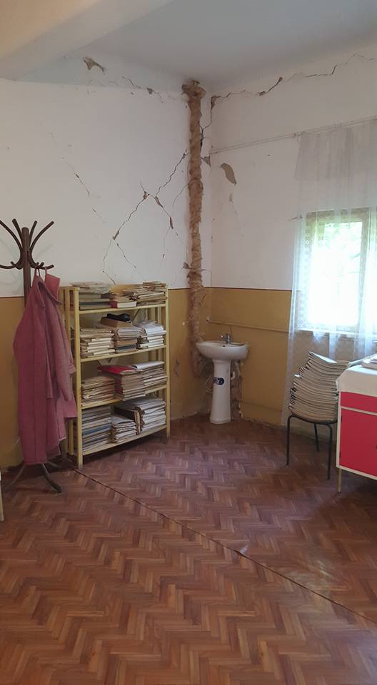Pericol pentru pacienți! Un dispensar din Dolj nu a avut nici o reparație în 80 de ani! FOTO